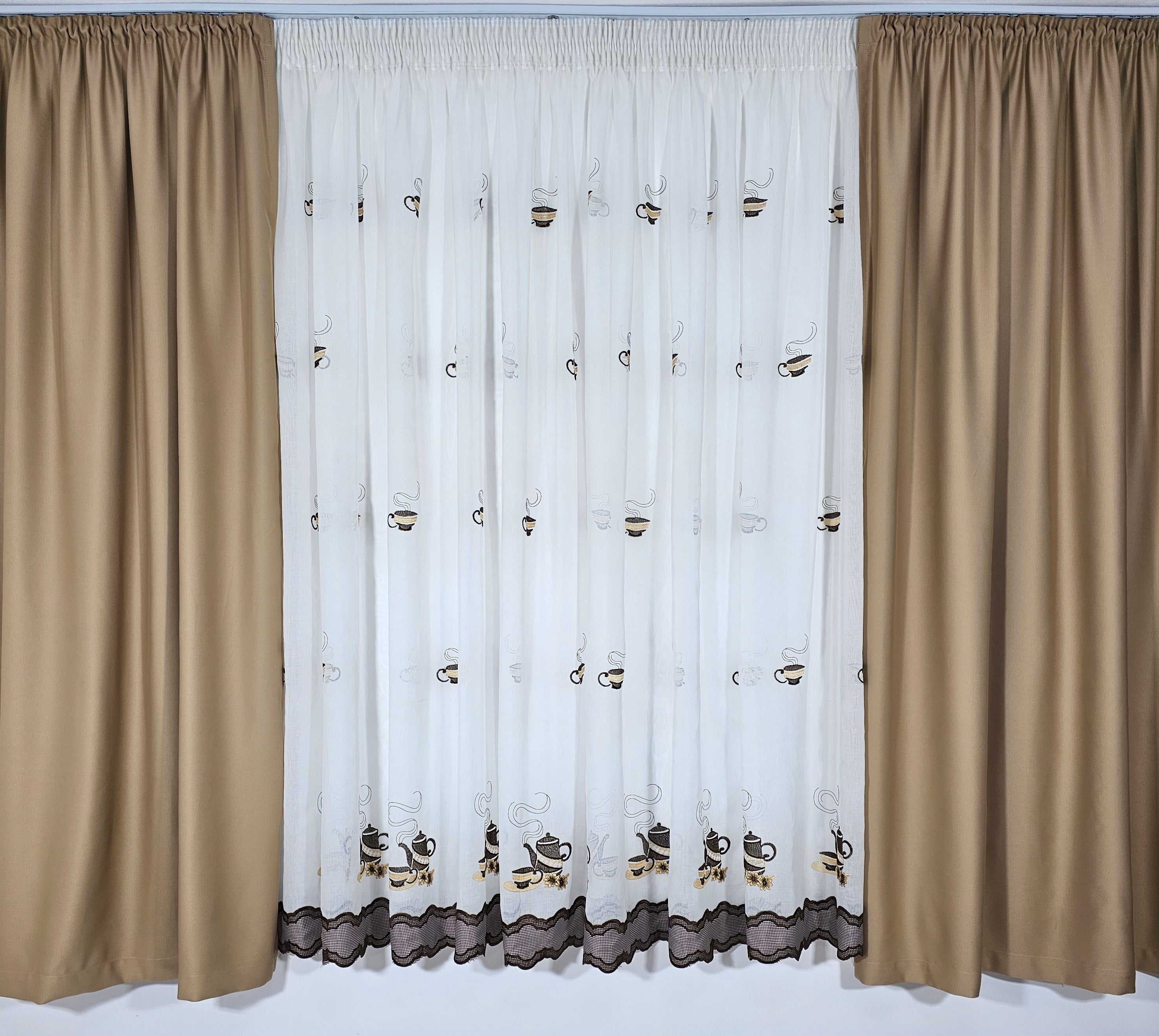 Set Ceainic: perdea alba cu cescute crem maro si draperie blackout 80% capucino