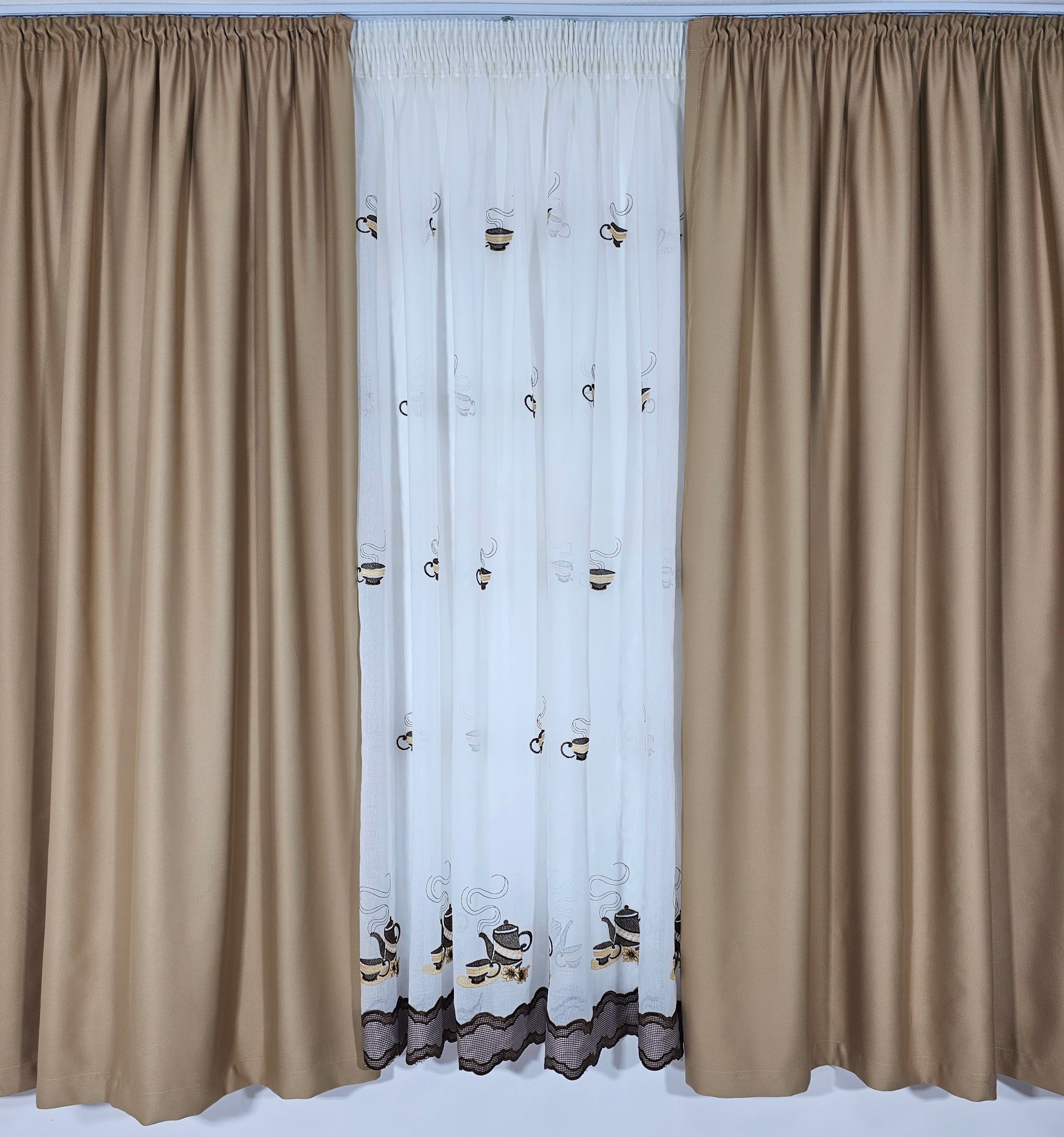 Set Ceainic: perdea alba cu cescute crem maro si draperie blackout 80% capucino