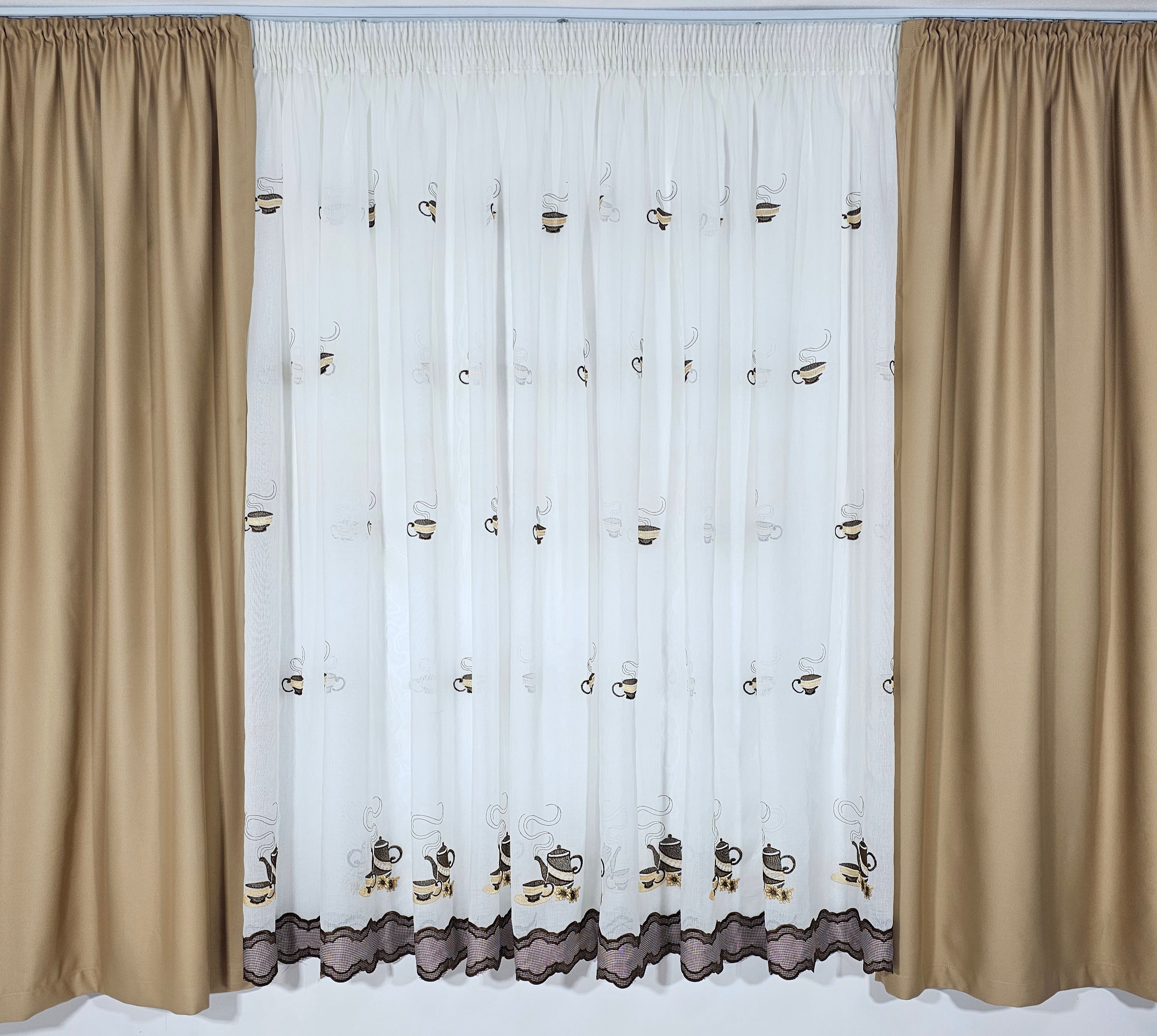 Set Ceainic: perdea alba cu cescute crem maro si draperie blackout 80% capucino