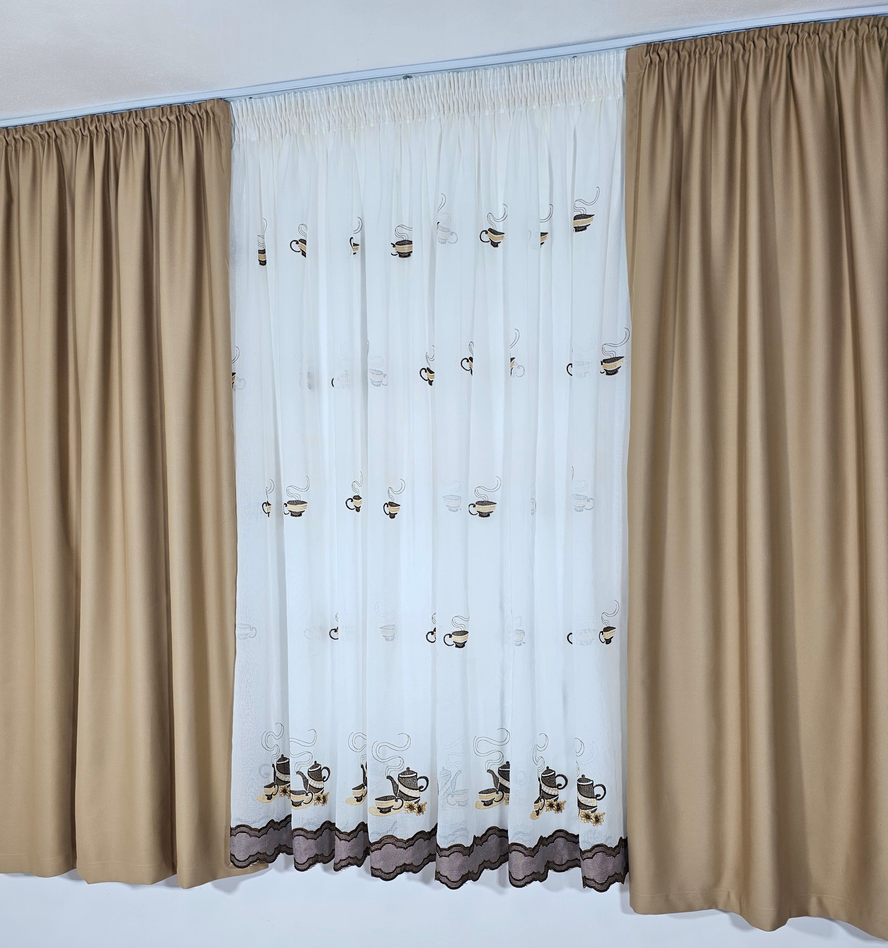 Set Ceainic: perdea alba cu cescute crem maro si draperie blackout 80% capucino