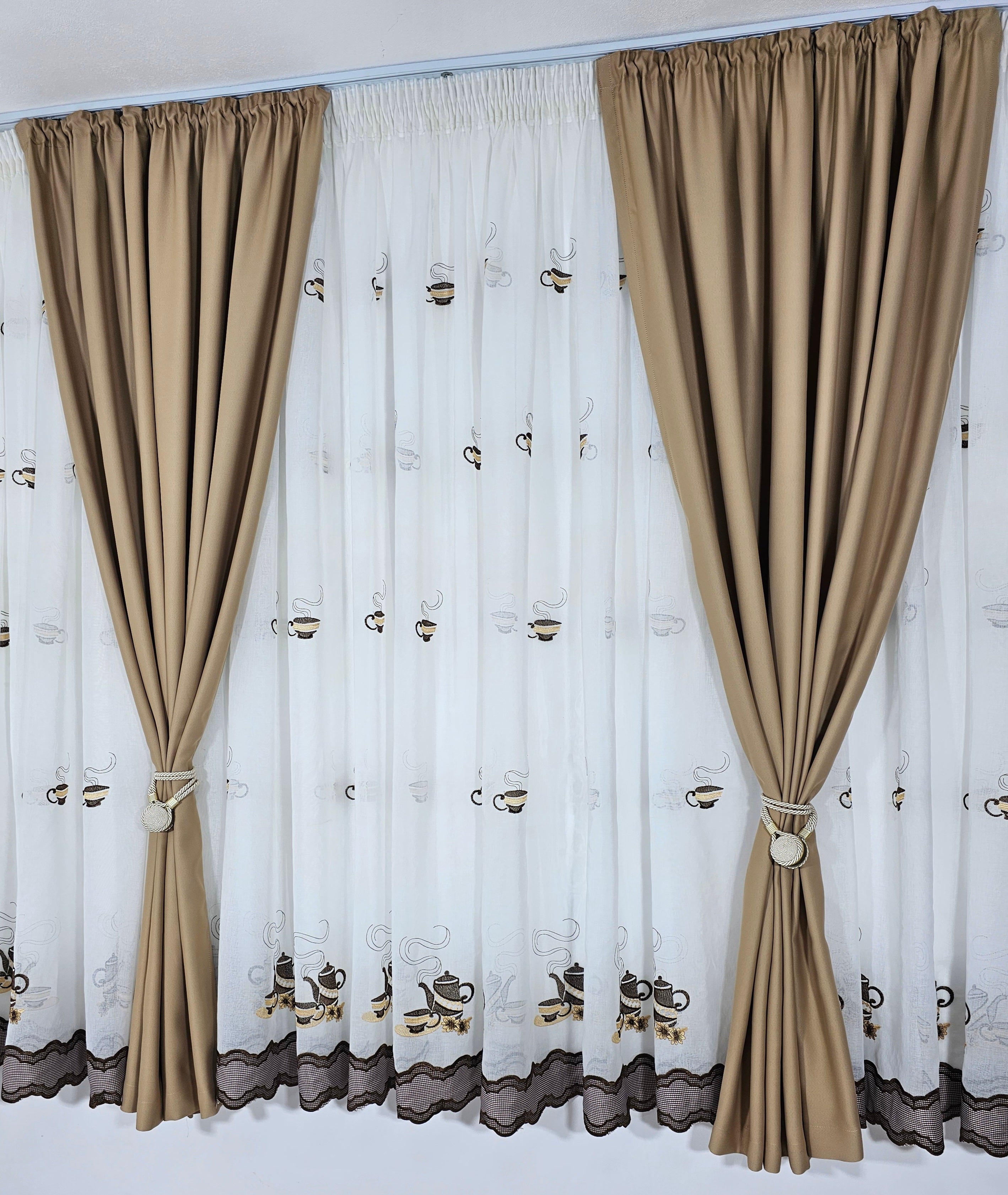 Set Ceainic: perdea alba cu cescute crem maro si draperie blackout 80% capucino