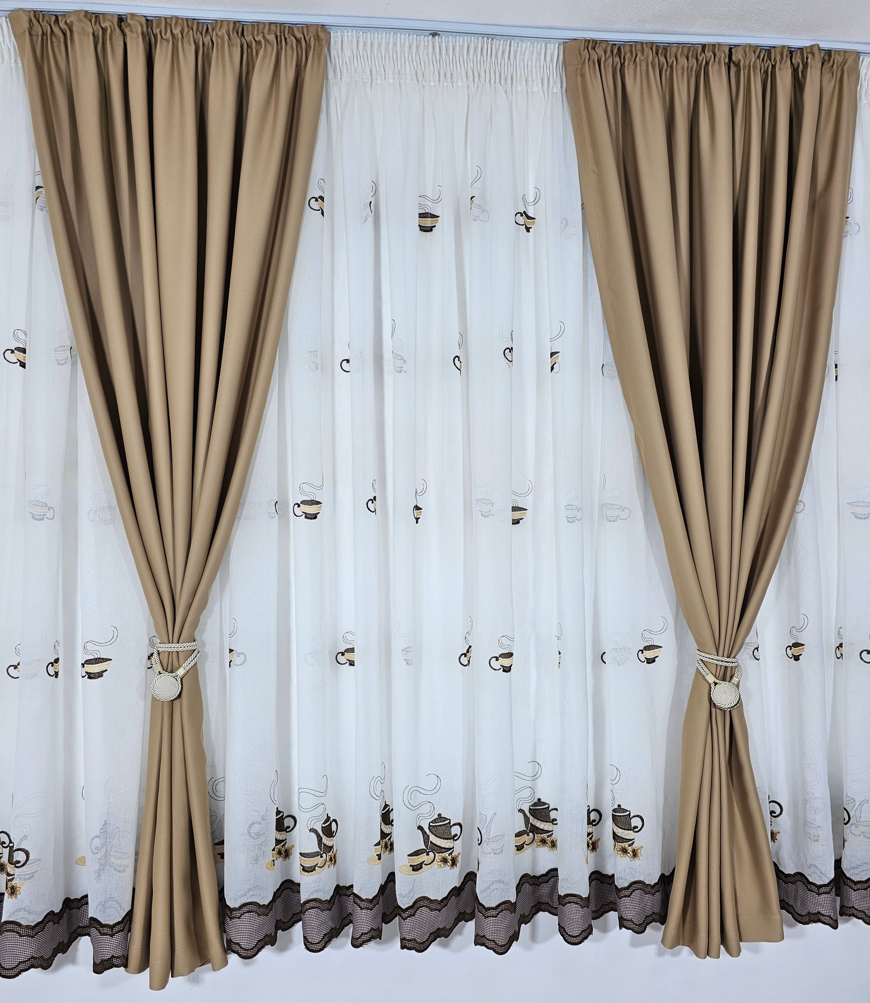 Set Ceainic: perdea alba cu cescute crem maro si draperie blackout 80% capucino