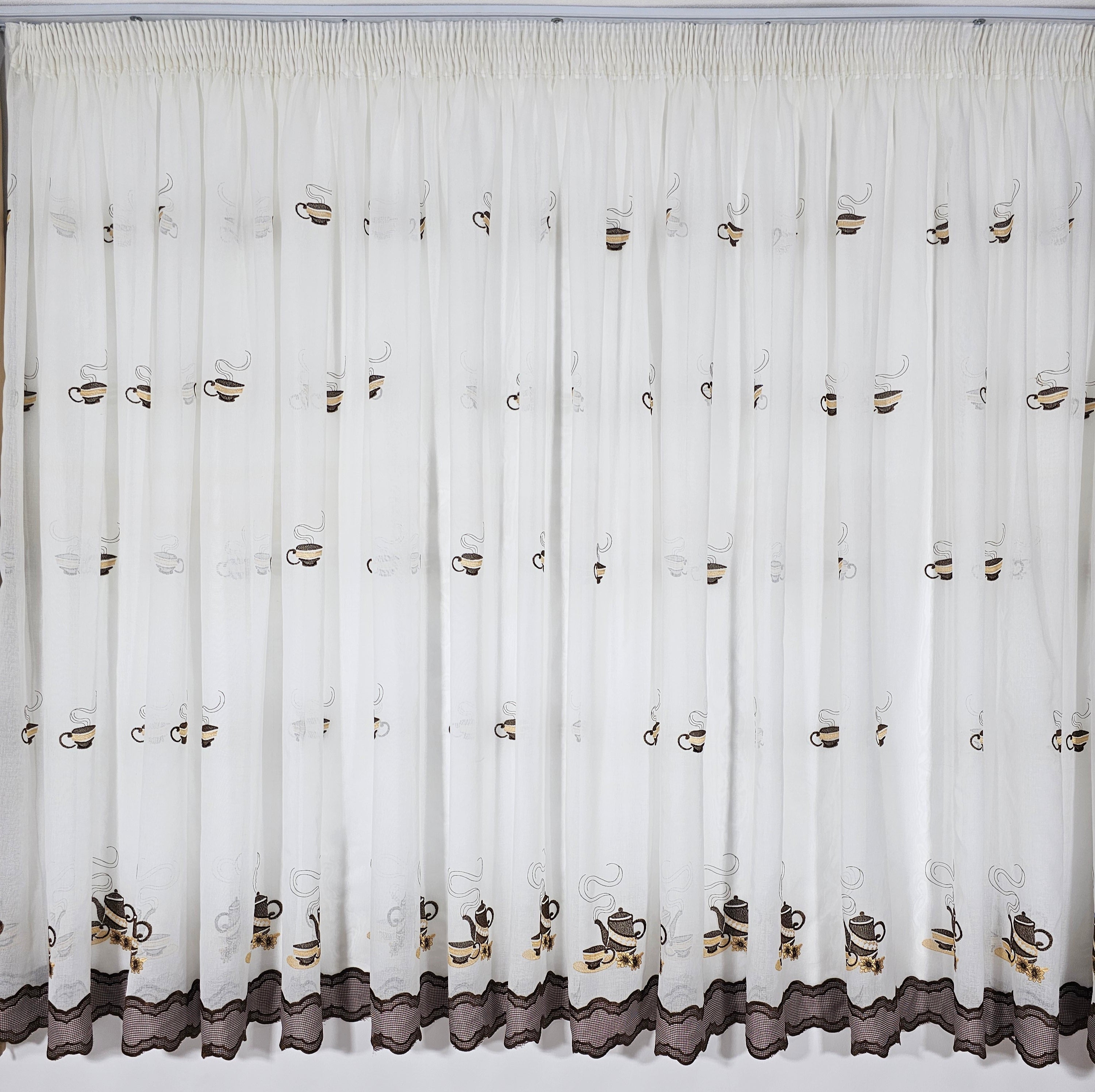 Set Ceainic: perdea alba cu cescute crem maro si draperie blackout 80% capucino