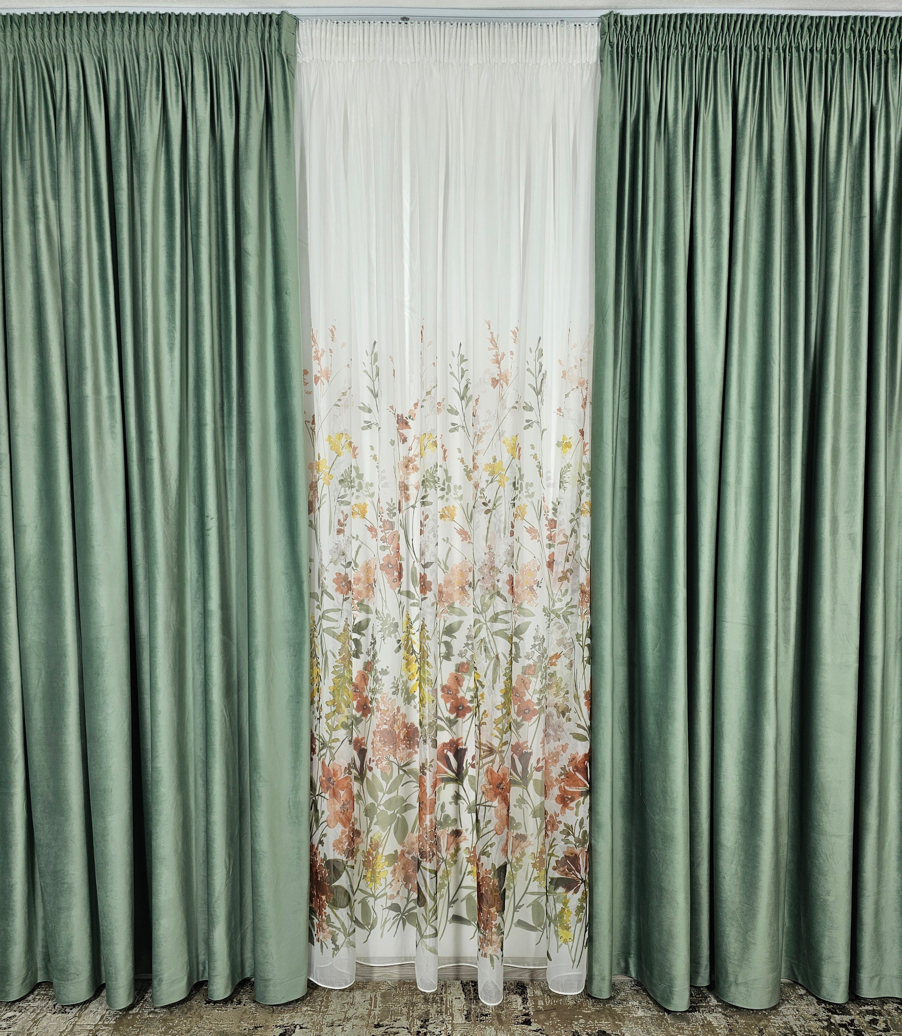 Set Leonard: perdea din voal model floral si draperie catifea 90% blackout verde menta