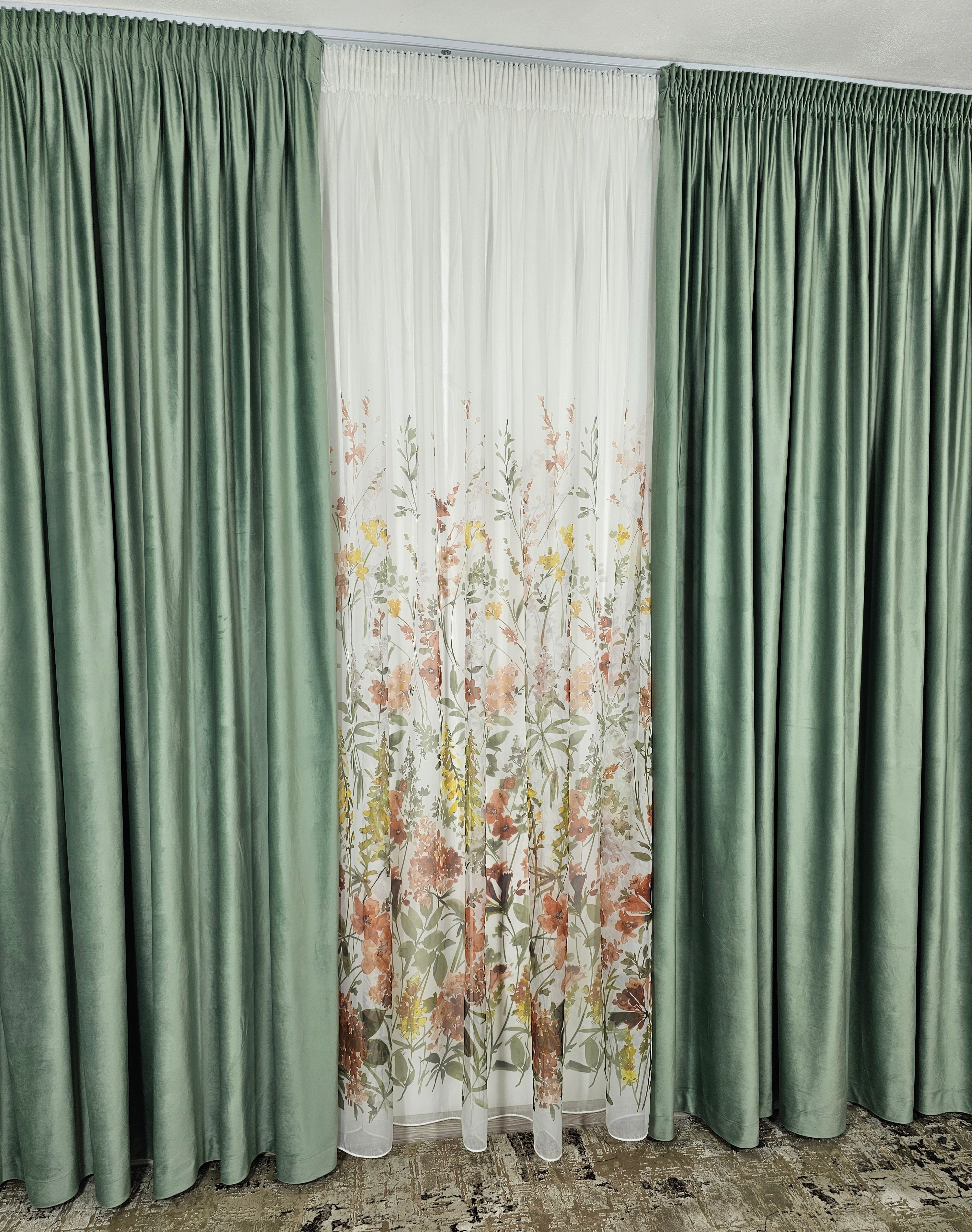 Set Leonard: perdea din voal model floral si draperie catifea 90% blackout verde menta