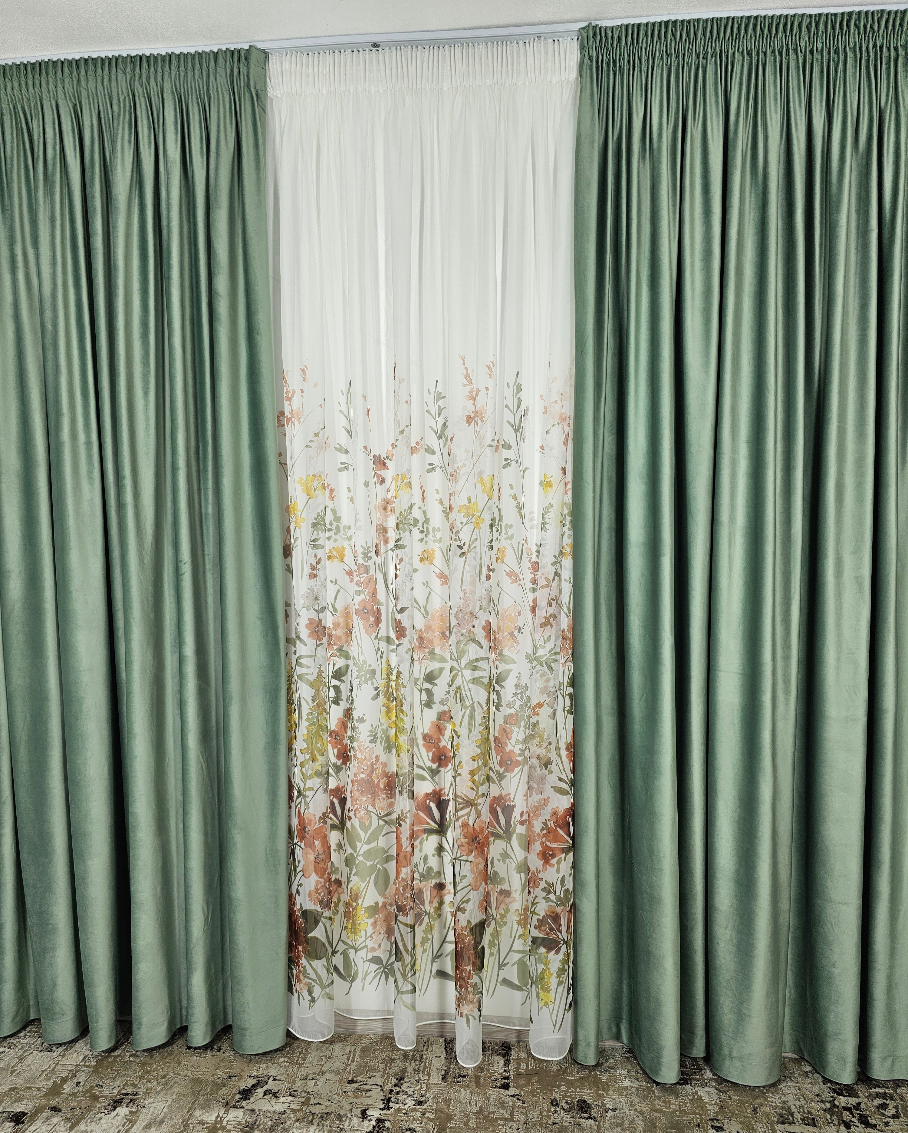 Set Leonard: perdea din voal model floral si draperie catifea 90% blackout verde menta