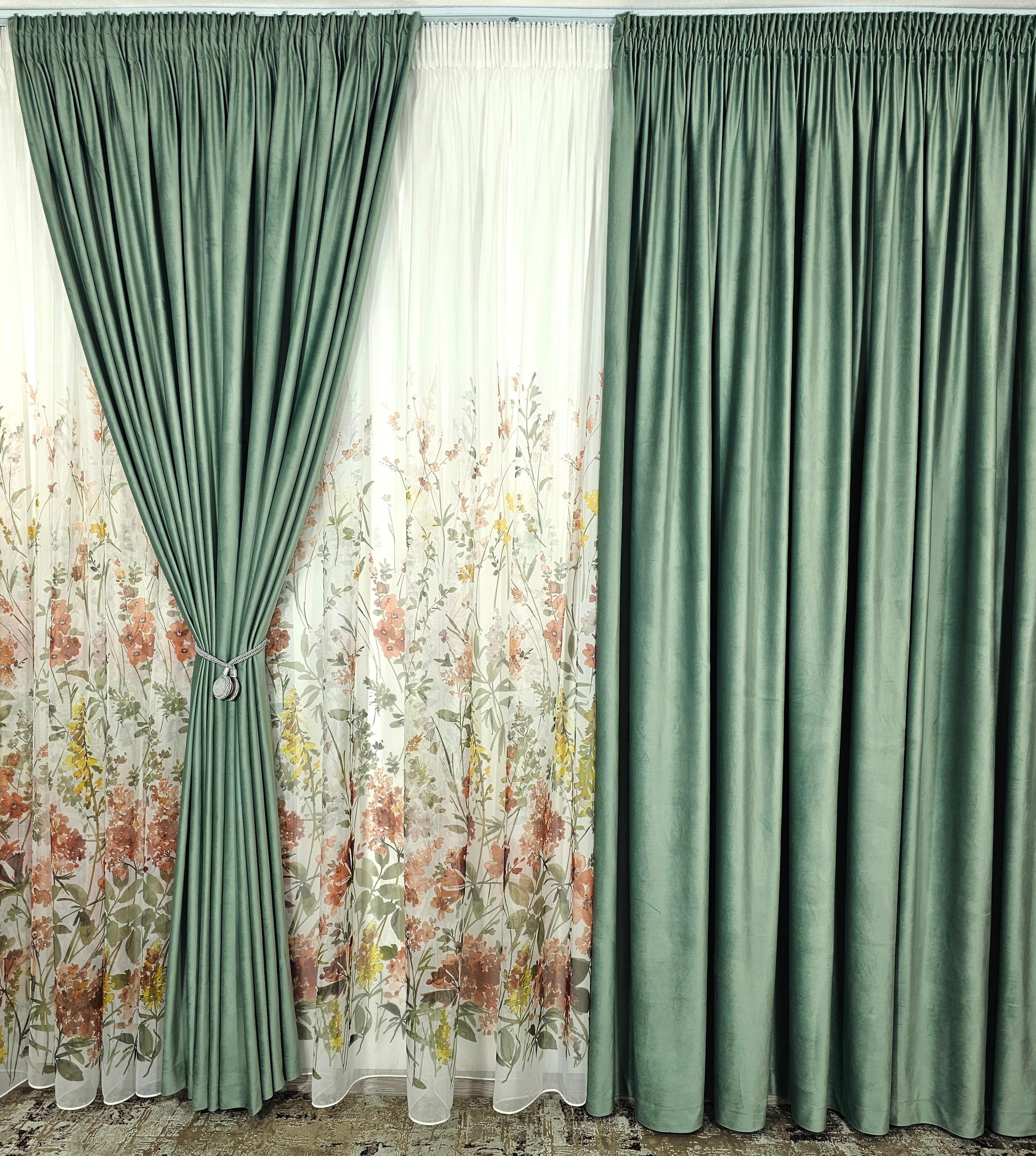 Set Leonard: perdea din voal model floral si draperie catifea 90% blackout verde menta