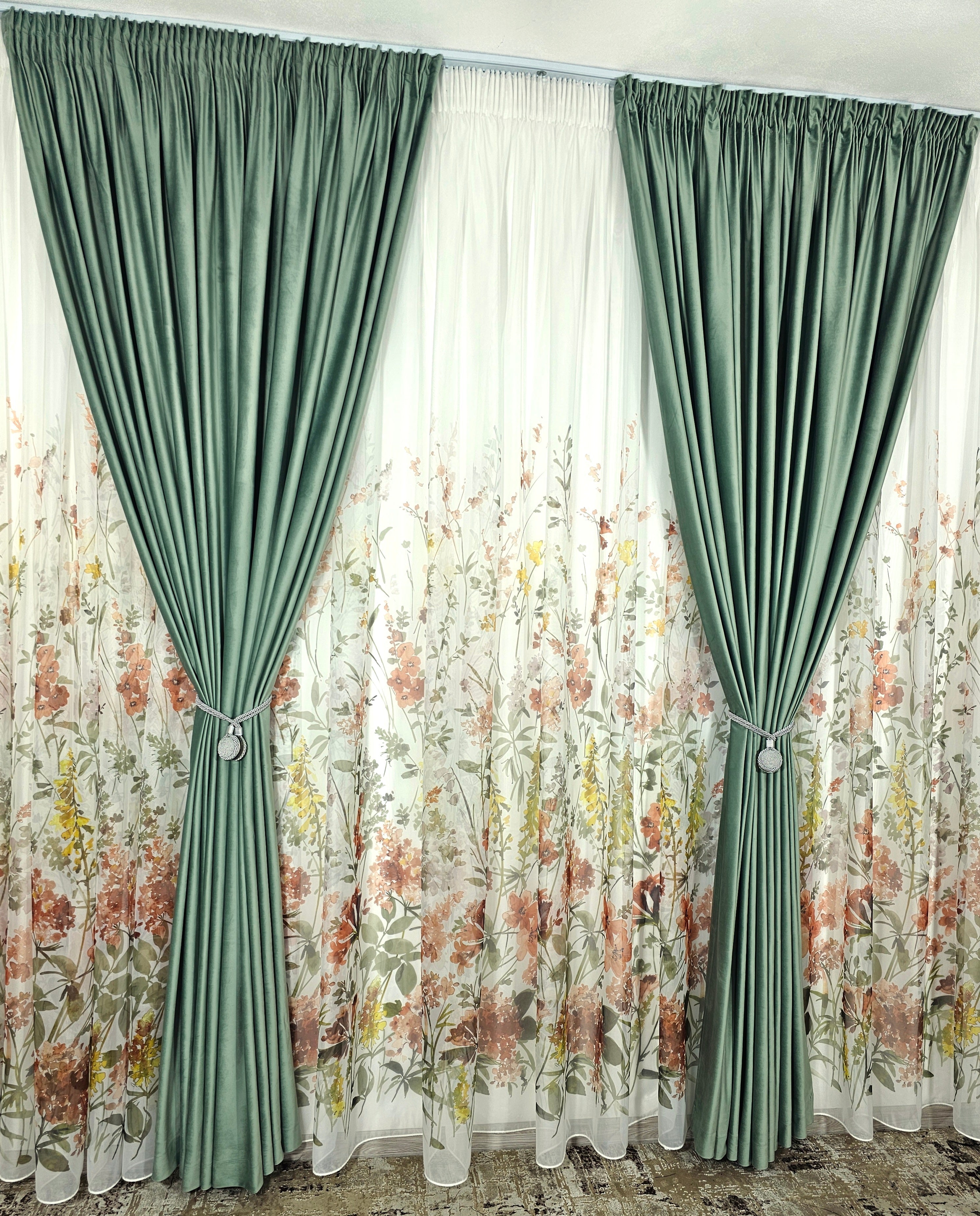 Set Leonard: perdea din voal model floral si draperie catifea 90% blackout verde menta