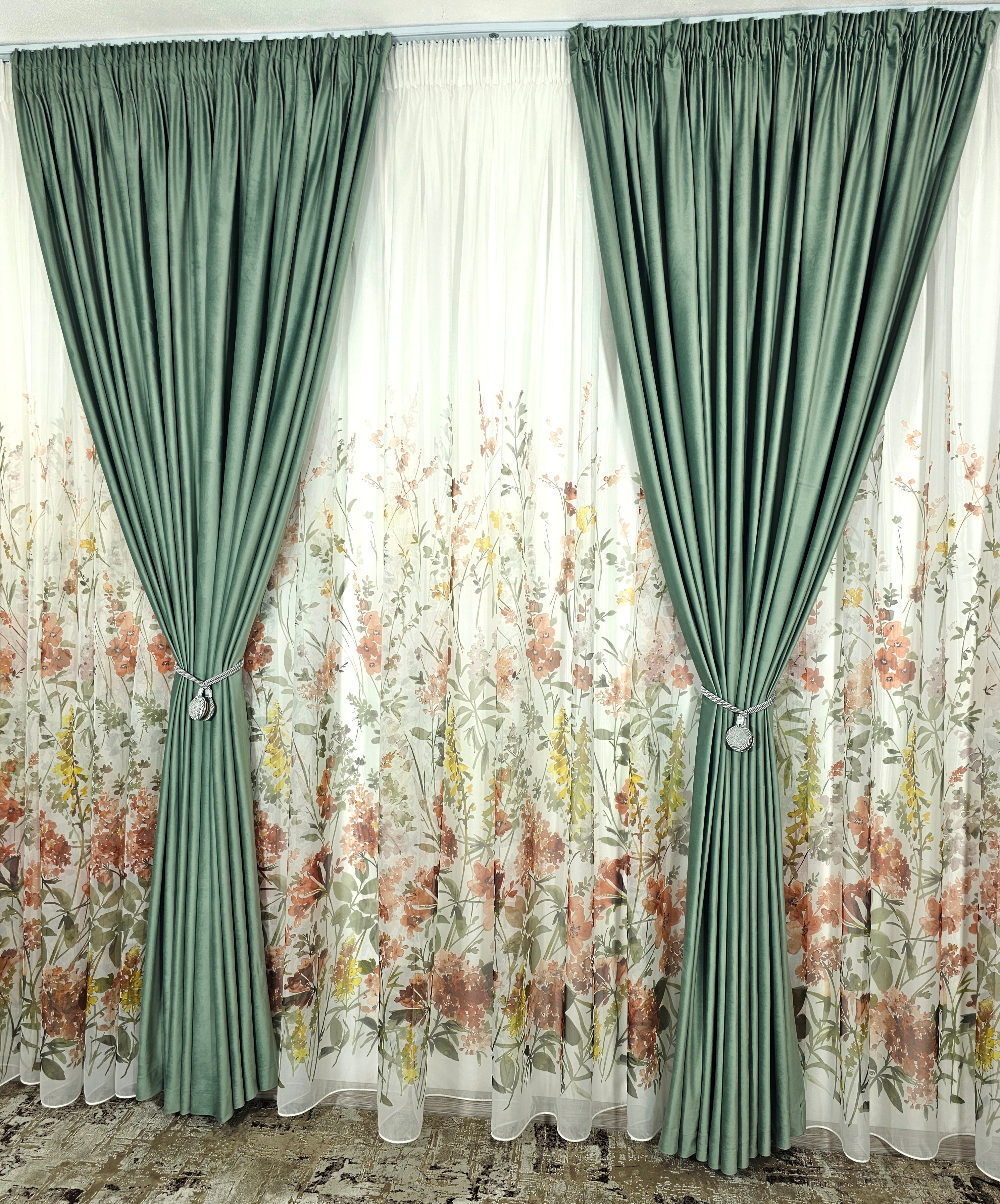 Set Leonard: perdea din voal model floral si draperie catifea 90% blackout verde menta