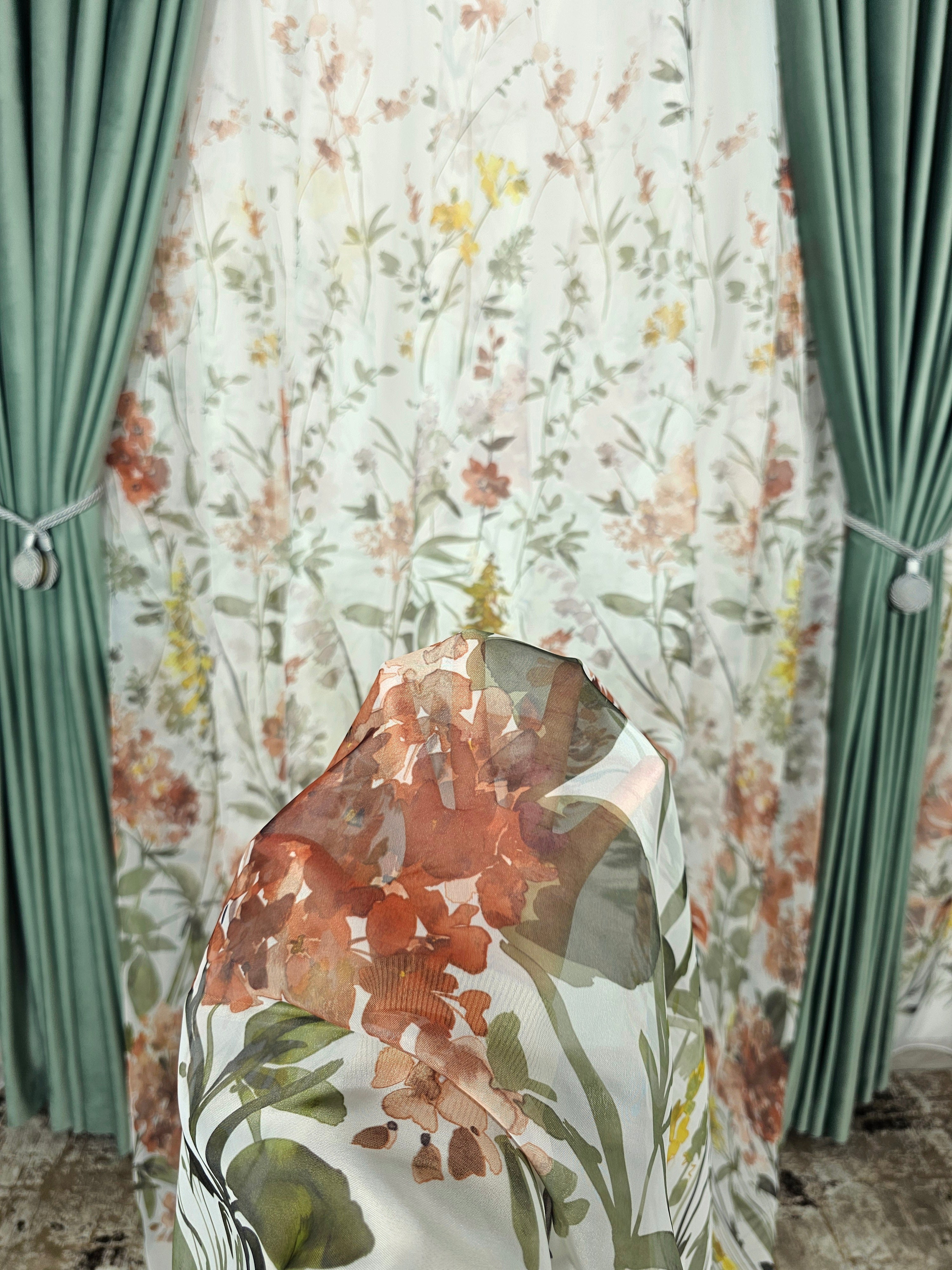 Set Leonard: perdea din voal model floral si draperie catifea 90% blackout verde menta