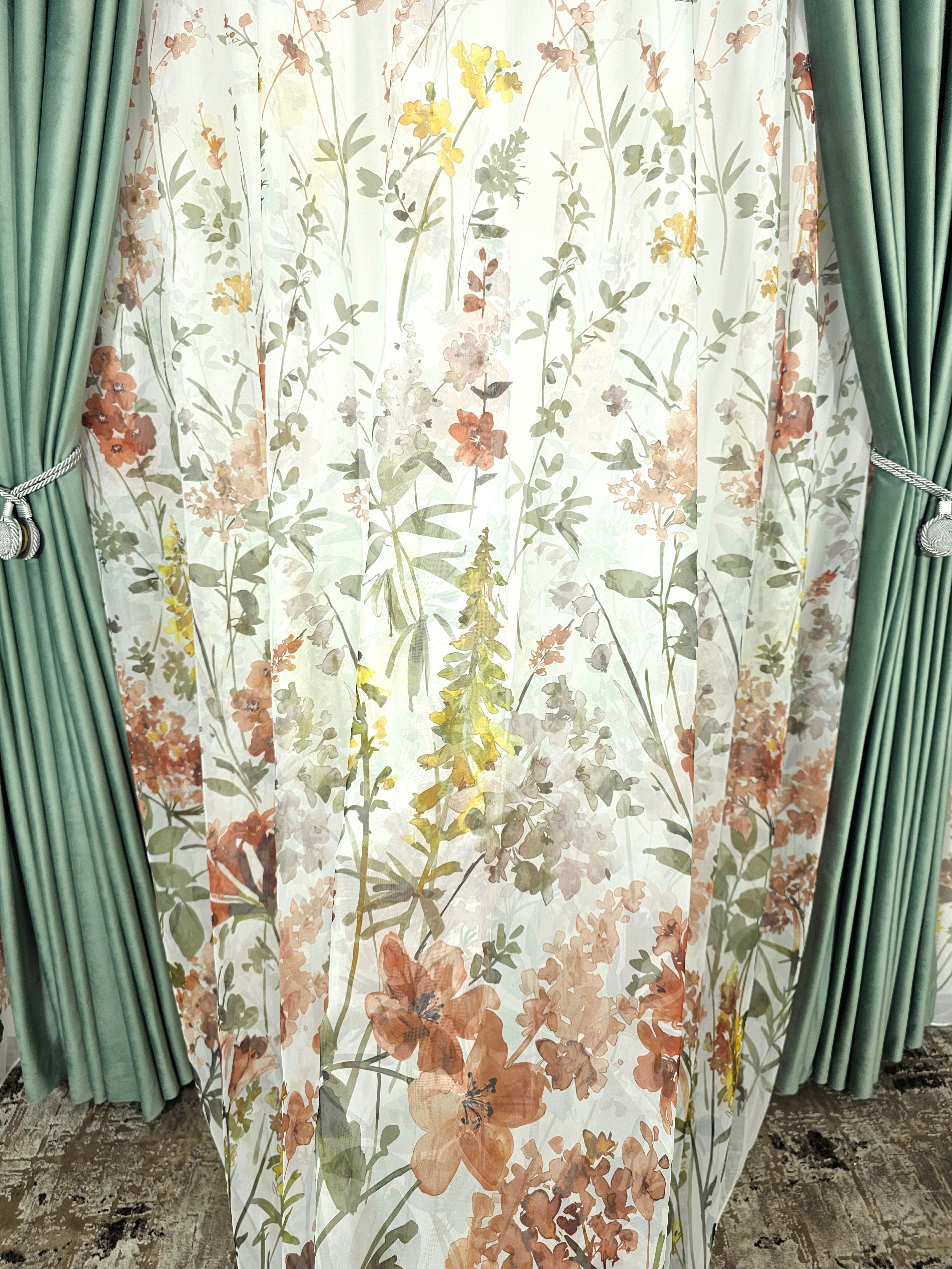 Set Leonard: perdea din voal model floral si draperie catifea 90% blackout verde menta