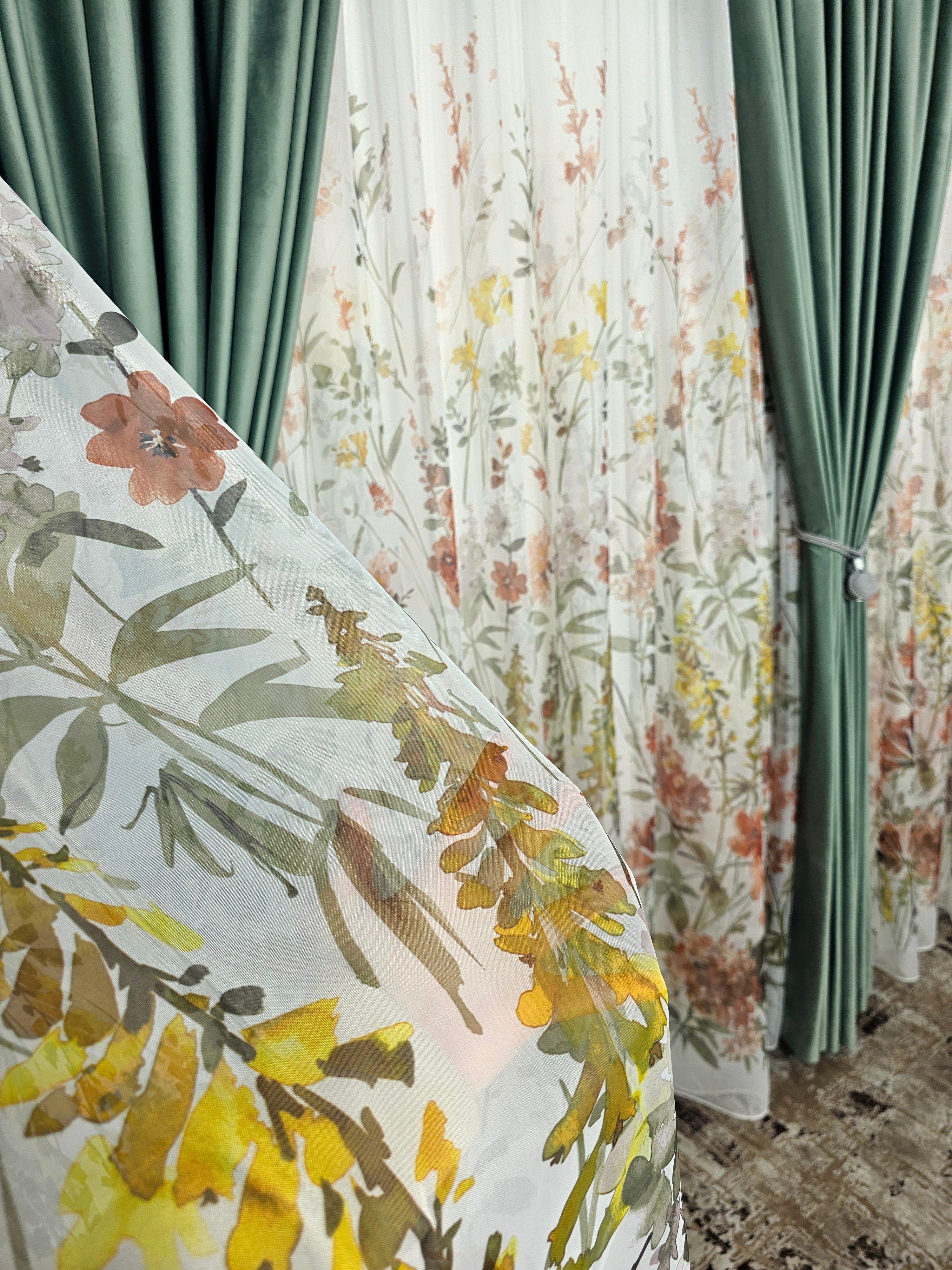 Set Leonard: perdea din voal model floral si draperie catifea 90% blackout verde menta