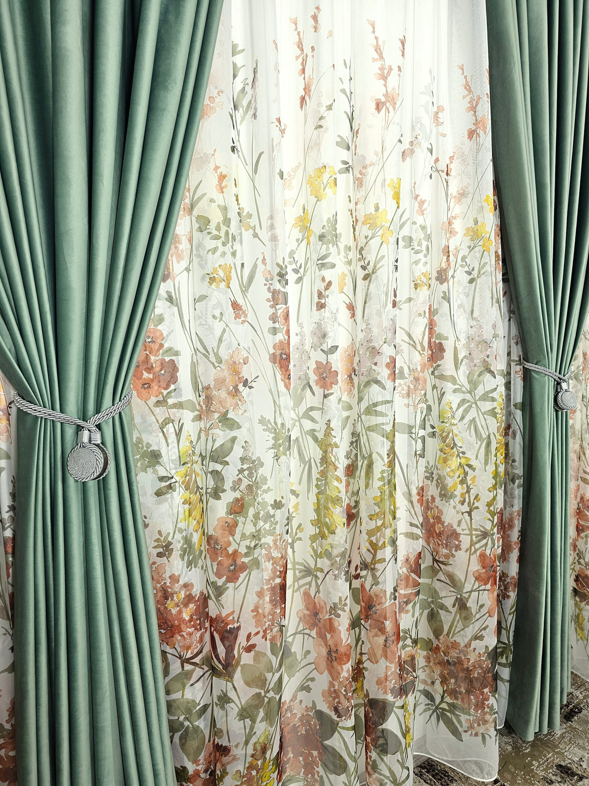 Set Leonard: perdea din voal model floral si draperie catifea 90% blackout verde menta
