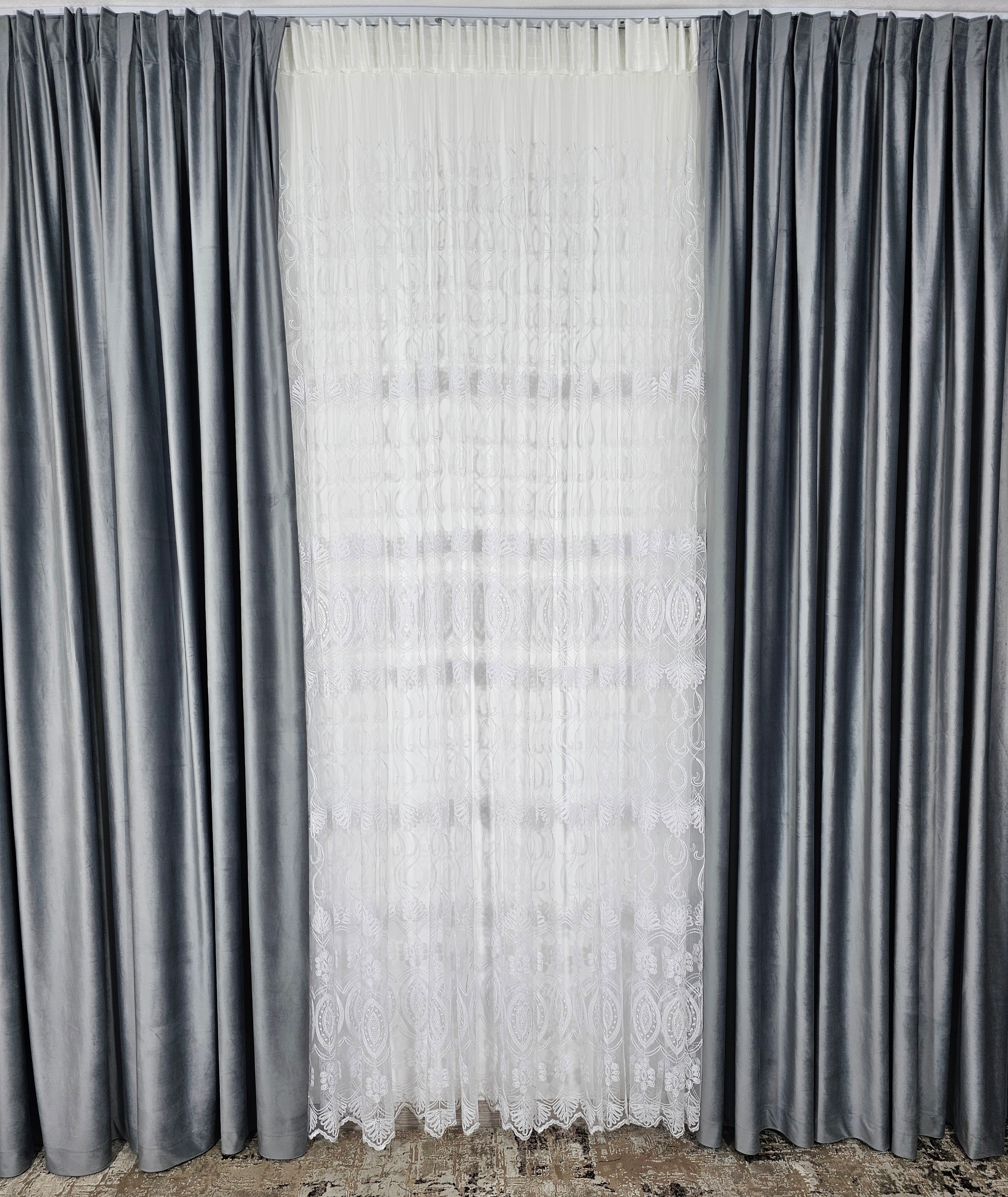 Set Evelina: perdea din tul cu broderie alba si draperie catifea 90% blackout gri