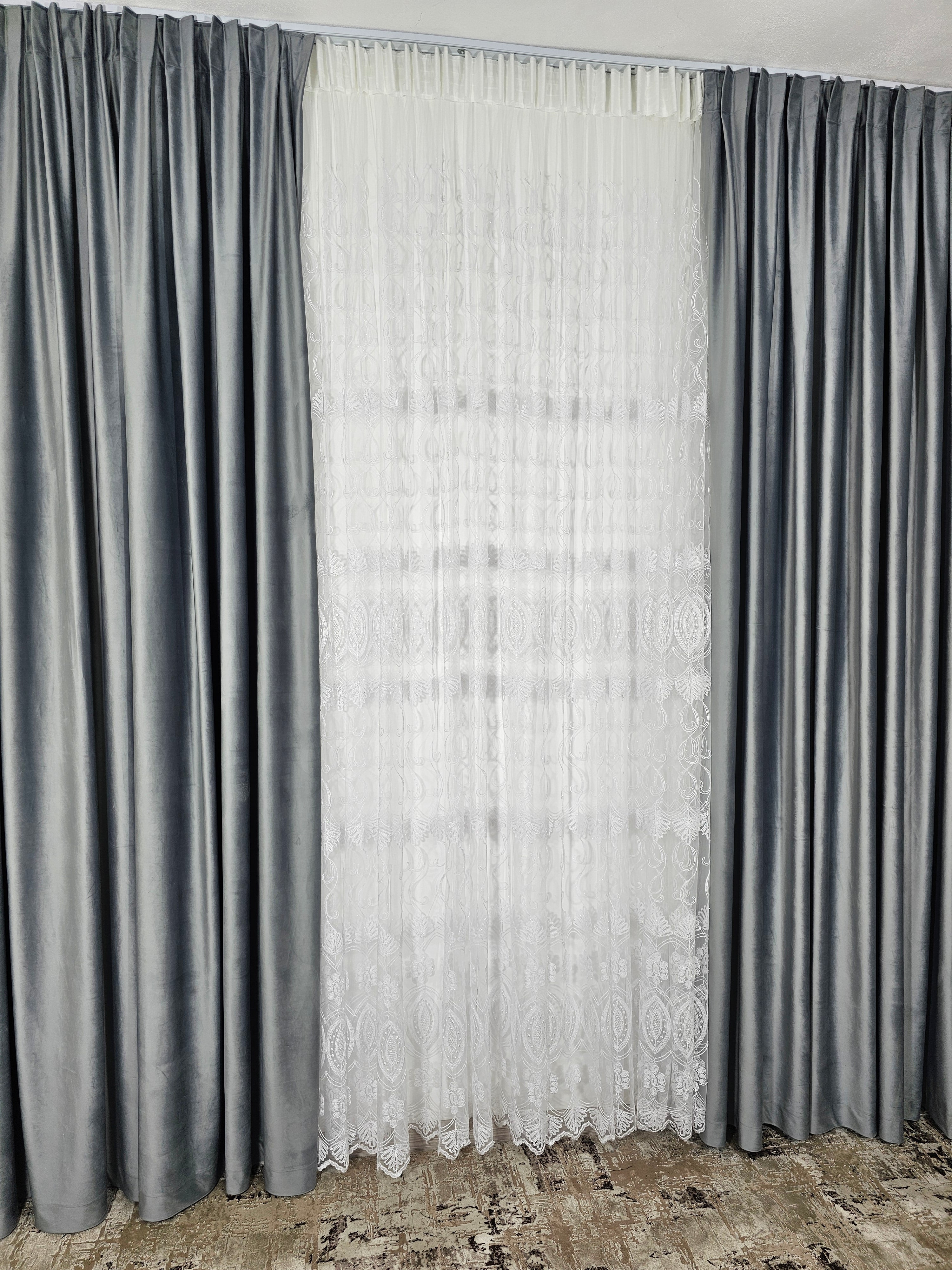Set Evelina: perdea din tul cu broderie alba si draperie catifea 90% blackout gri