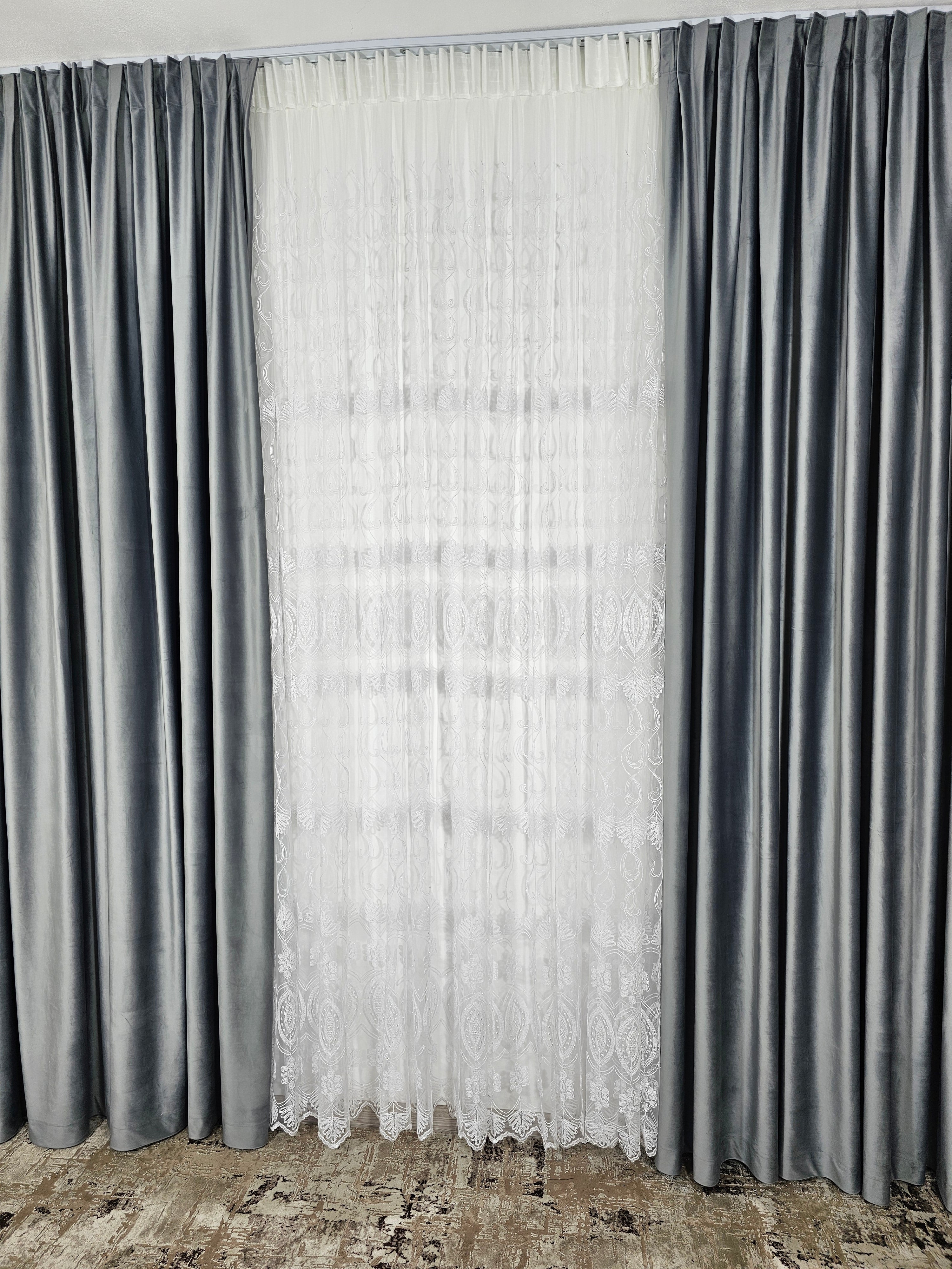 Set Evelina: perdea din tul cu broderie alba si draperie catifea 90% blackout gri