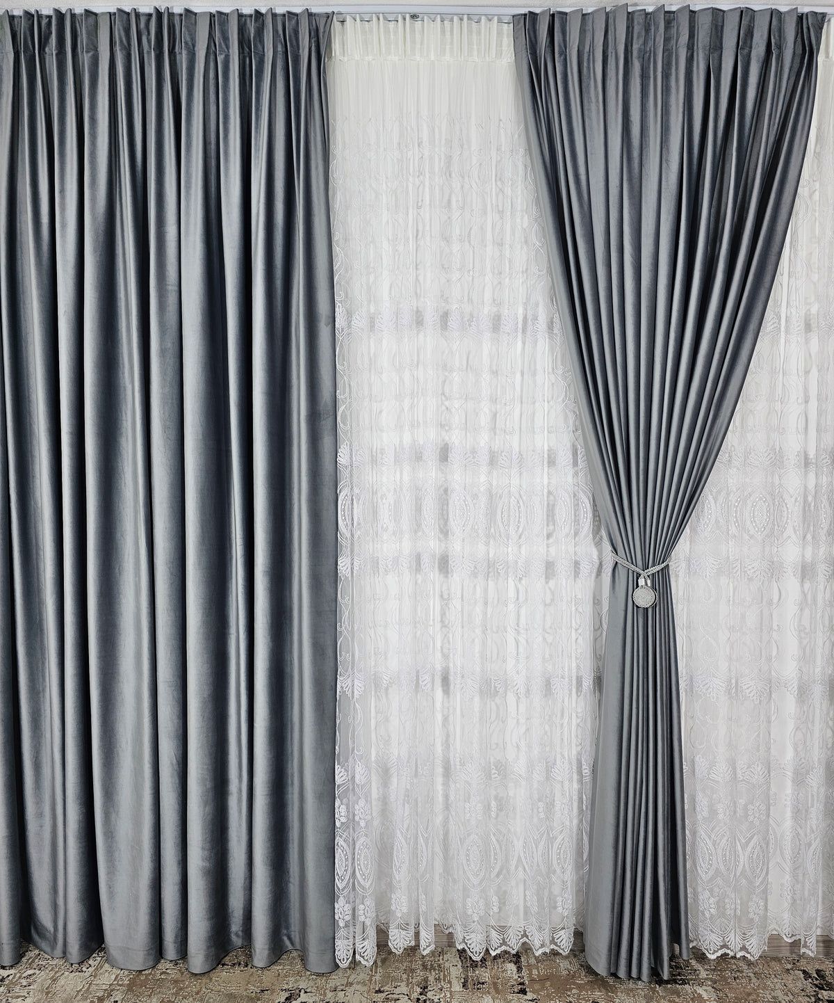 Set Evelina: perdea din tul cu broderie alba si draperie catifea 90% blackout gri