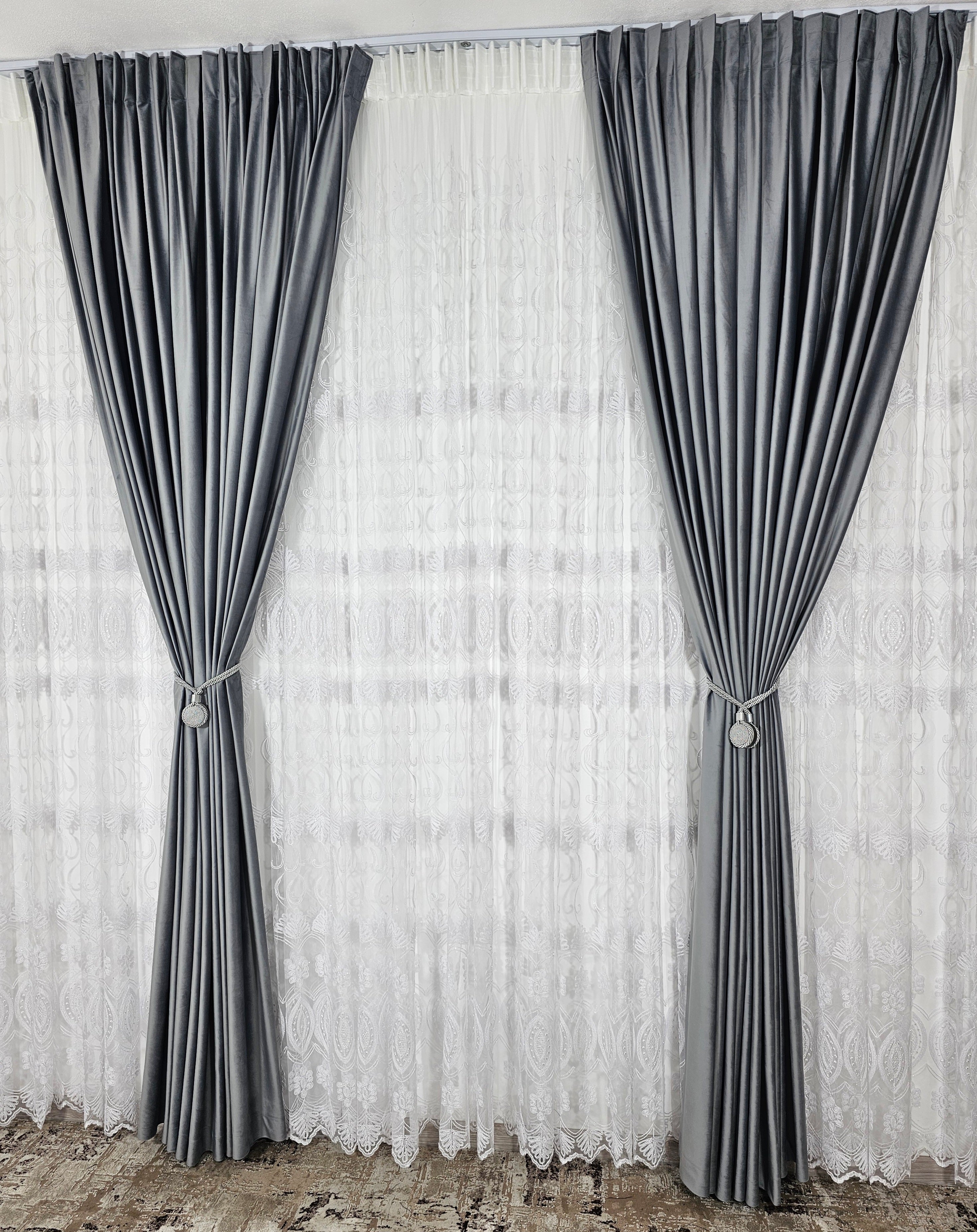 Set Evelina: perdea din tul cu broderie alba si draperie catifea 90% blackout gri