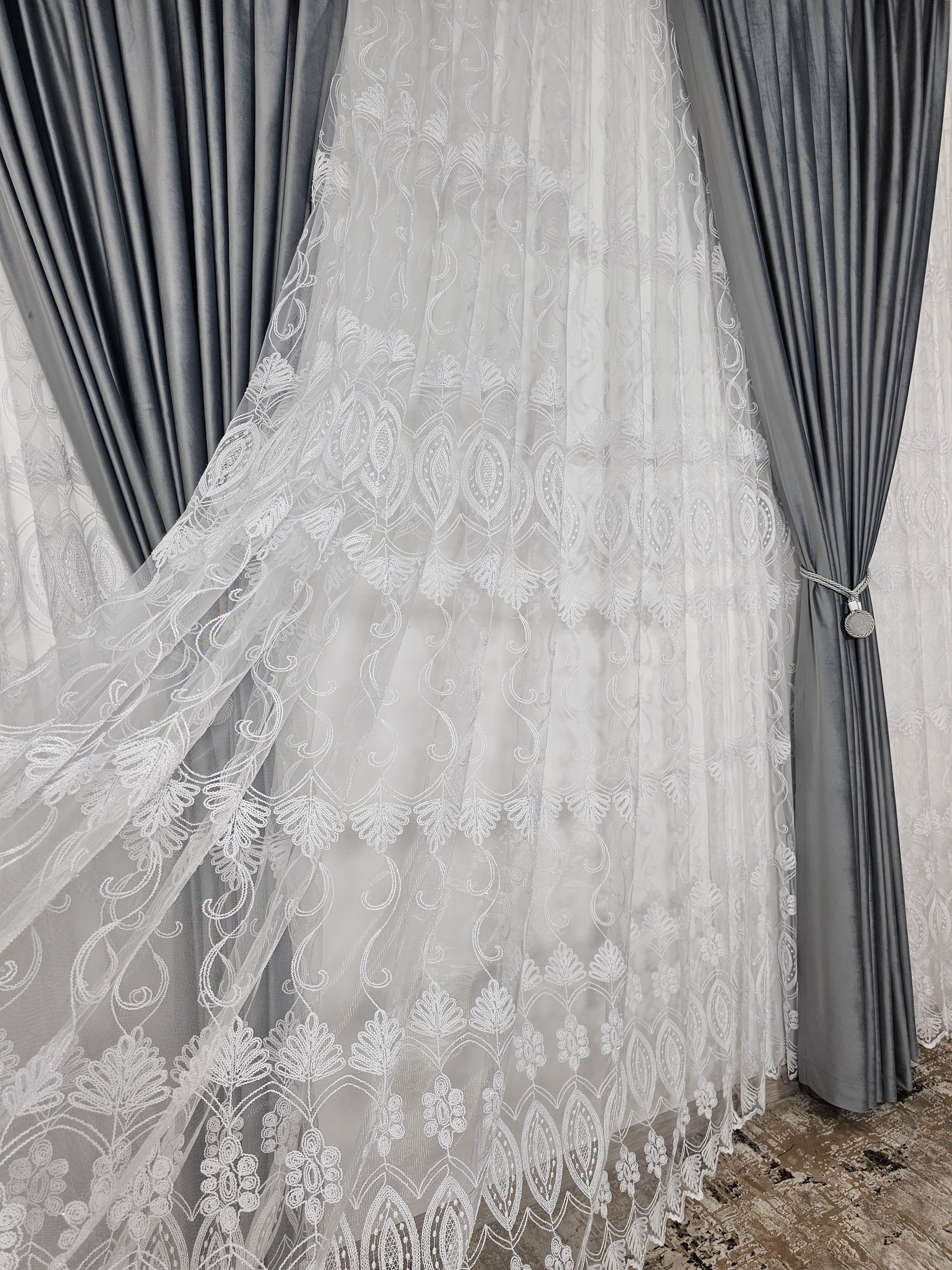 Set Evelina: perdea din tul cu broderie alba si draperie catifea 90% blackout gri