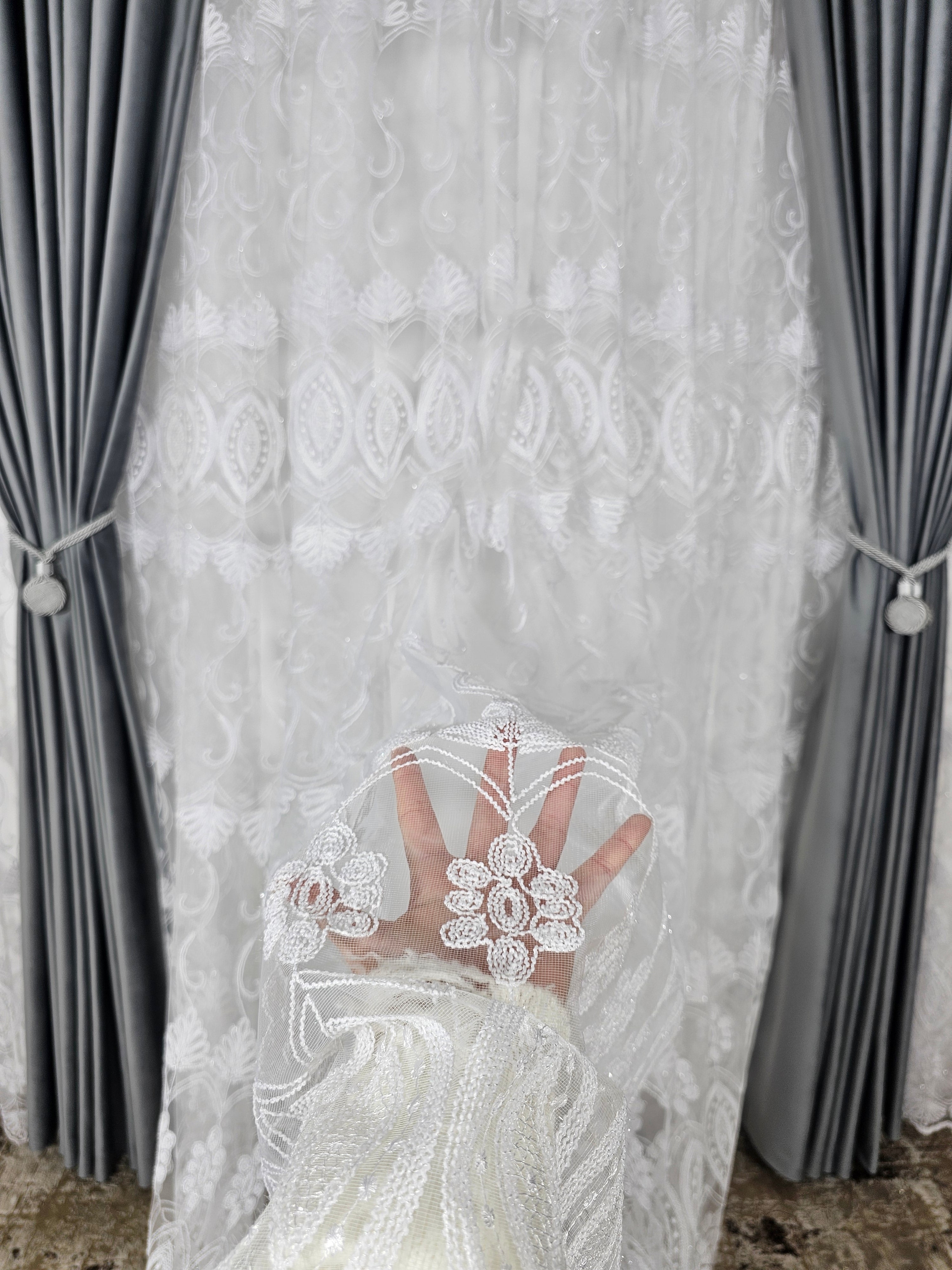 Set Evelina: perdea din tul cu broderie alba si draperie catifea 90% blackout gri