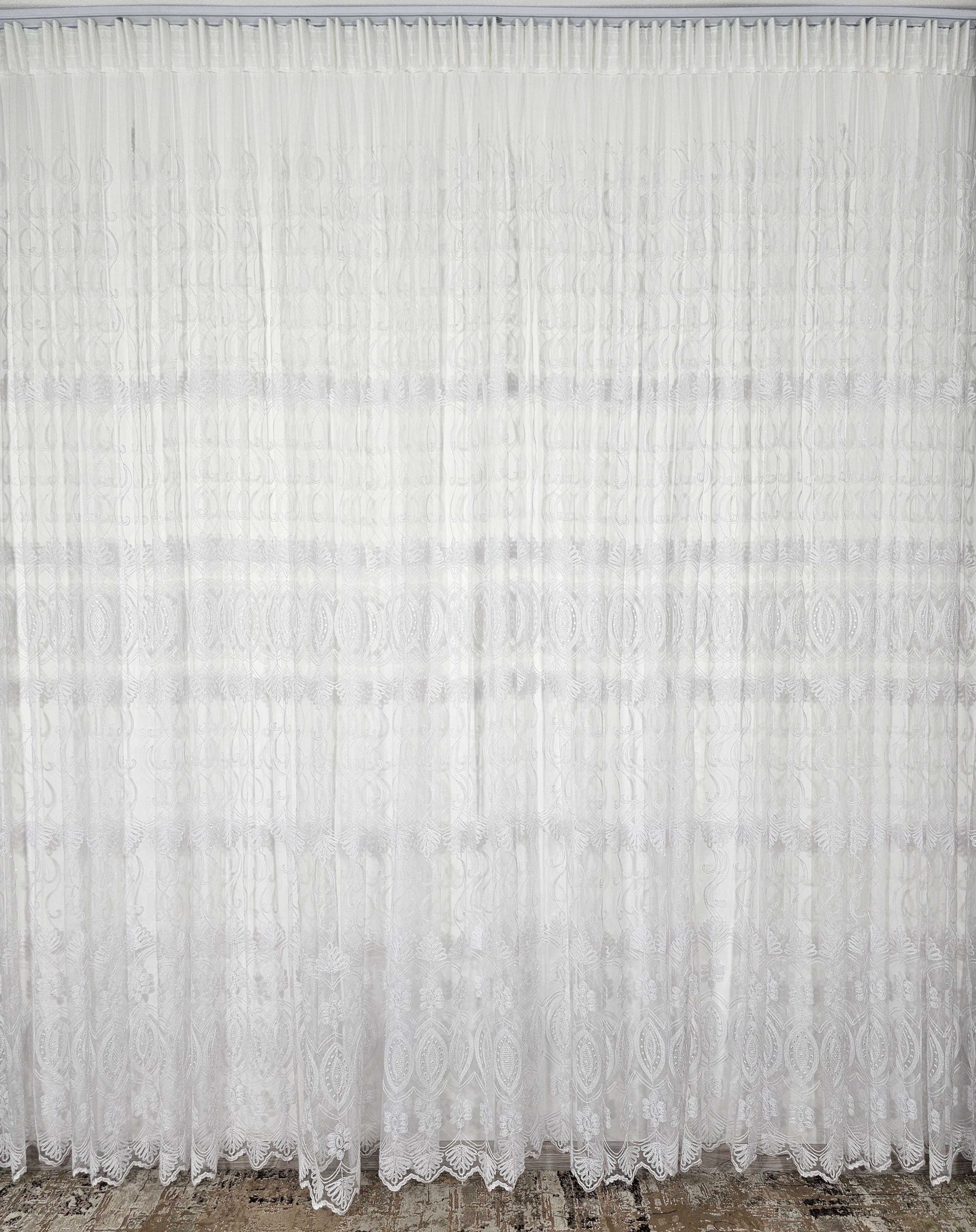 Set Evelina: perdea din tul cu broderie alba si draperie catifea 90% blackout gri