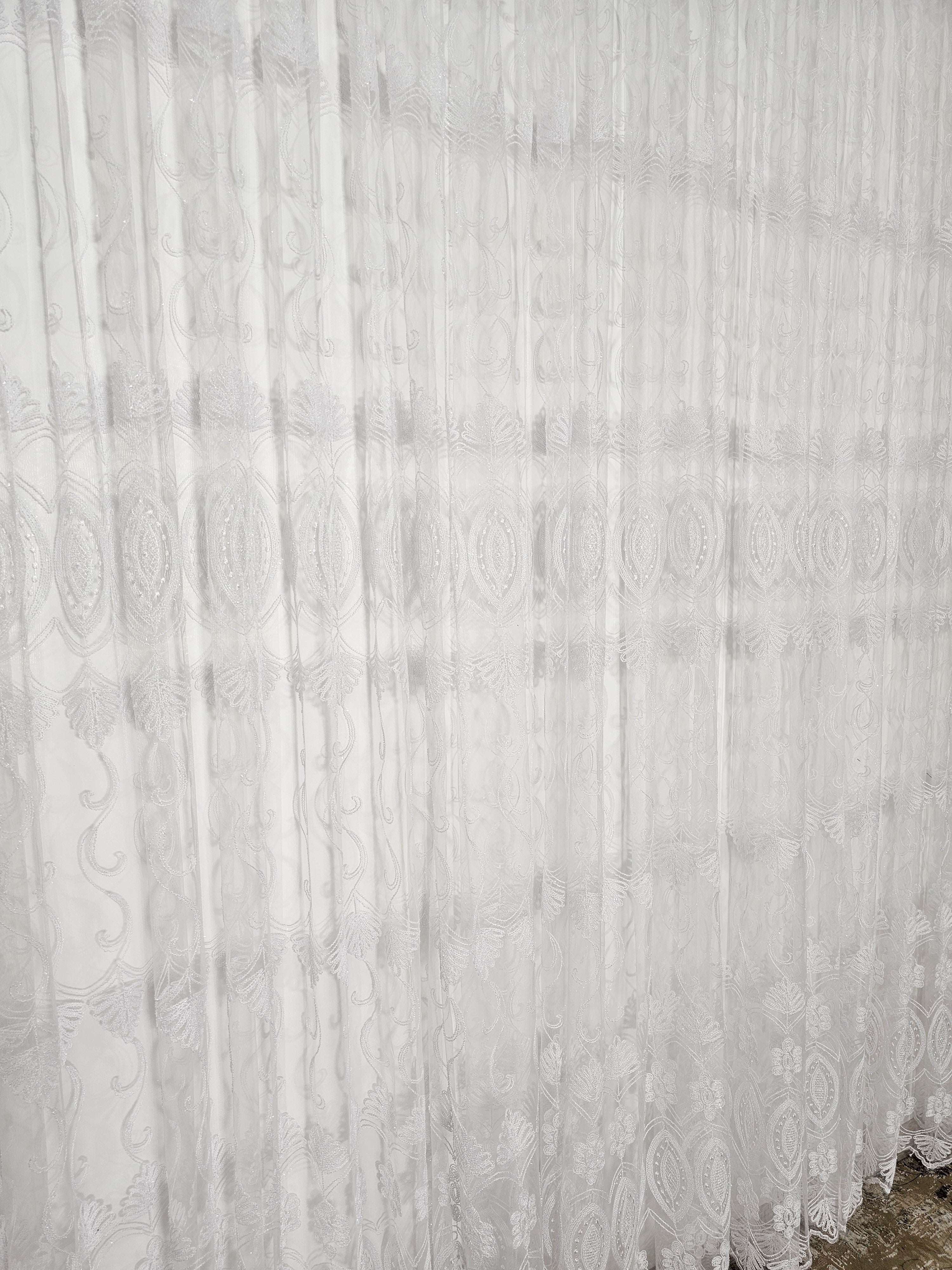 Set Evelina: perdea din tul cu broderie alba si draperie catifea 90% blackout gri