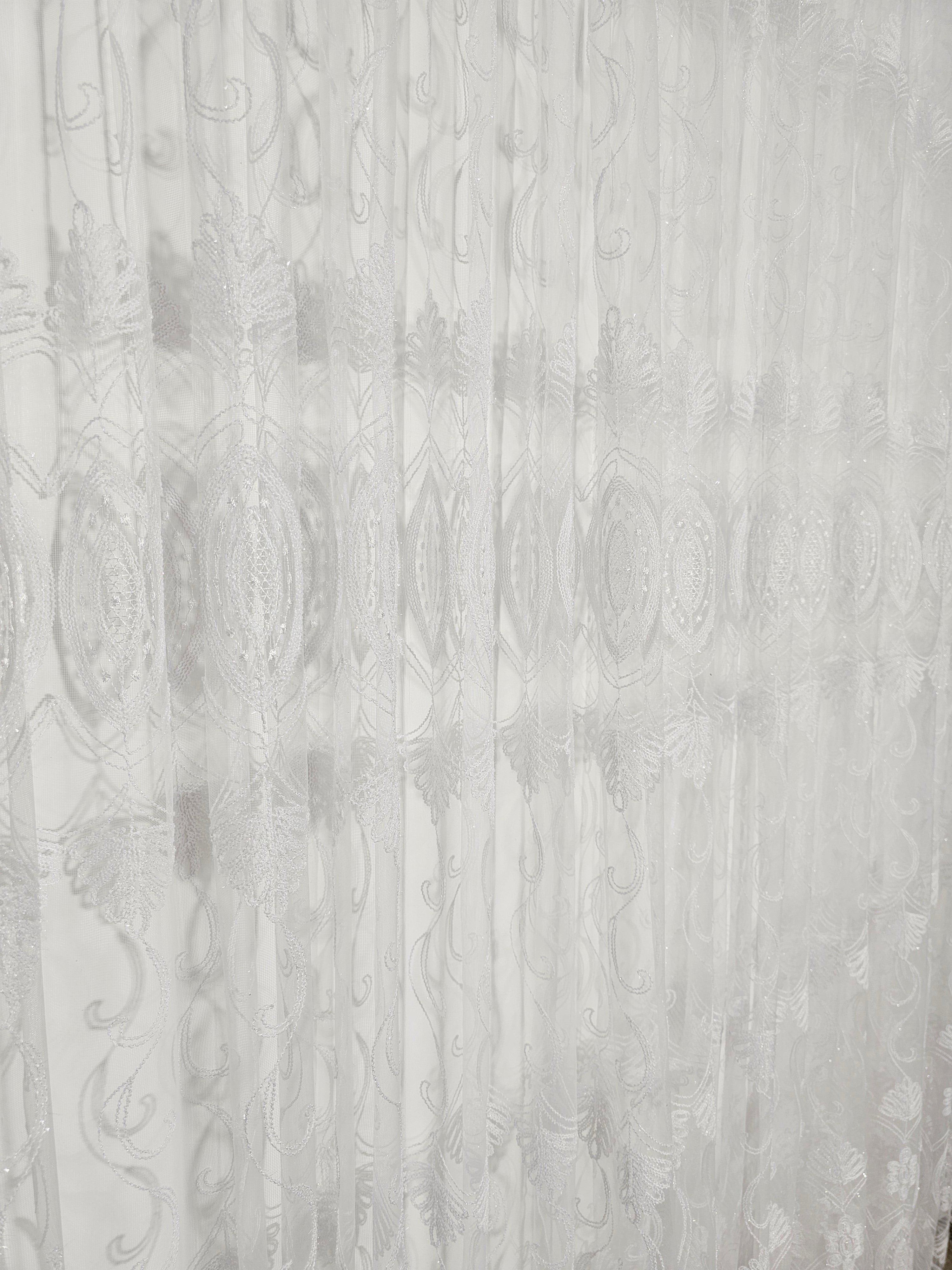 Set Evelina: perdea din tul cu broderie alba si draperie catifea 90% blackout gri