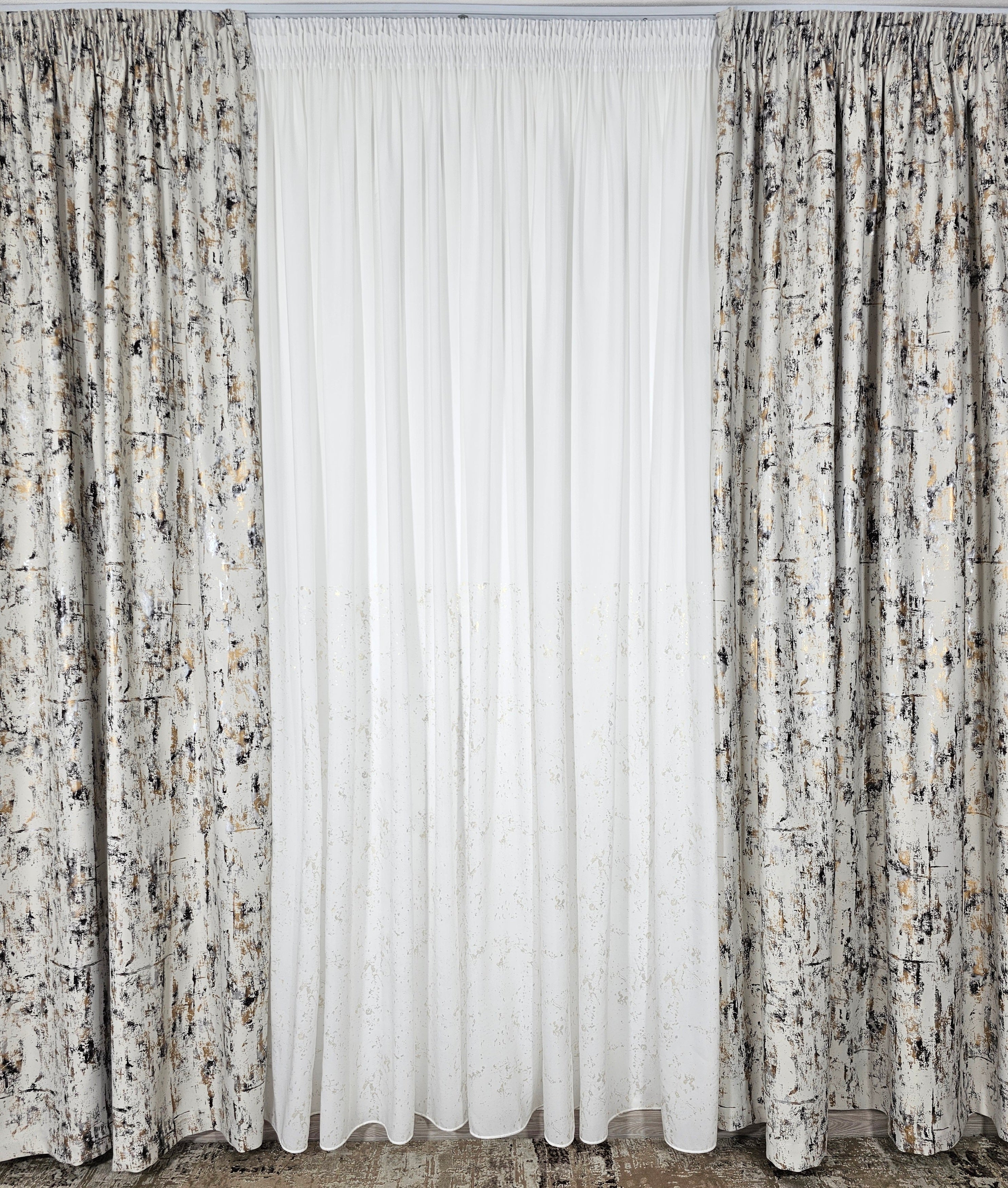 Set Lumora: perdea alba din matase cu insertii aurii si draperie blackout ivoire cu insertii