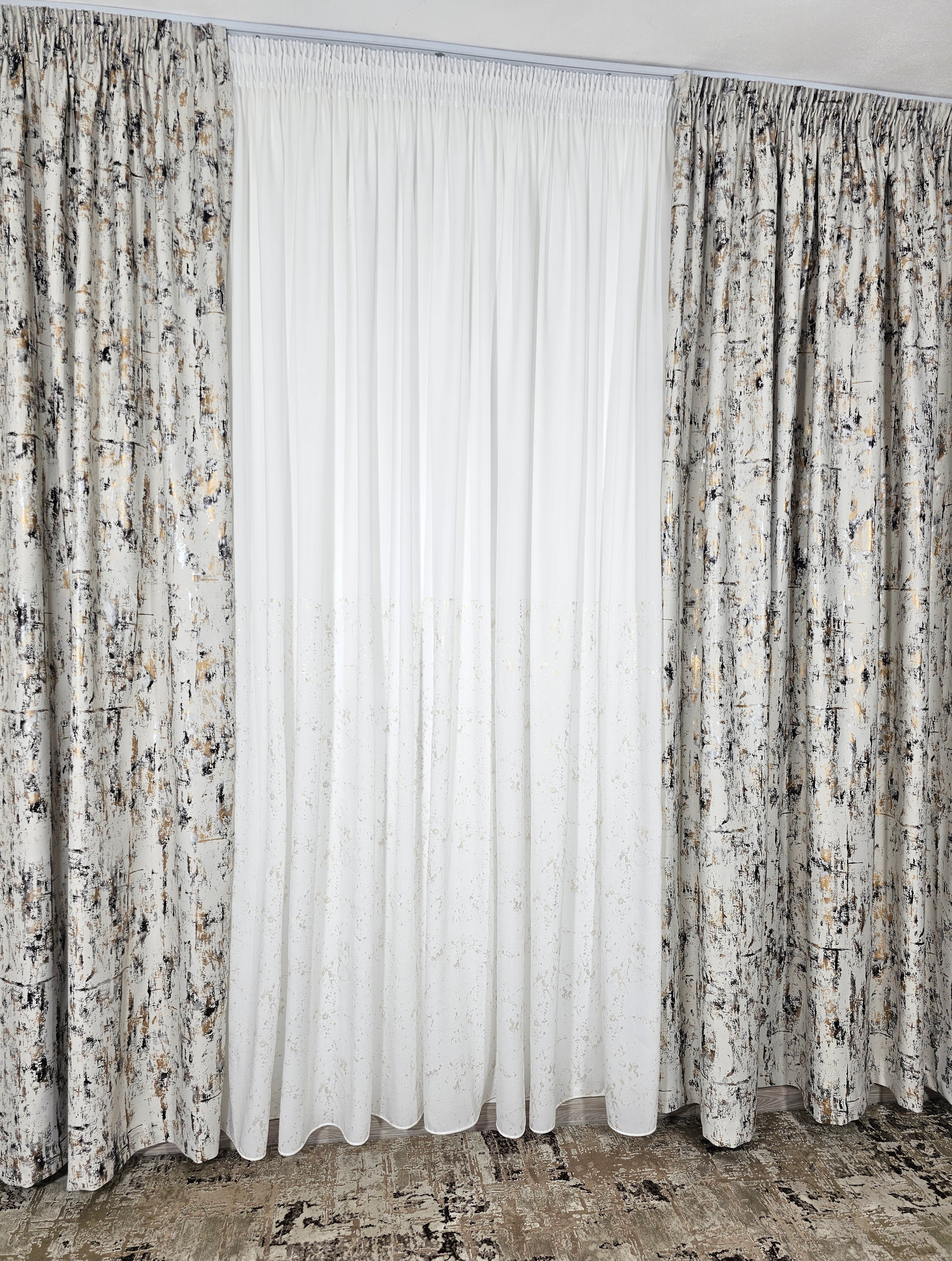 Set Lumora: perdea alba din matase cu insertii aurii si draperie blackout ivoire cu insertii