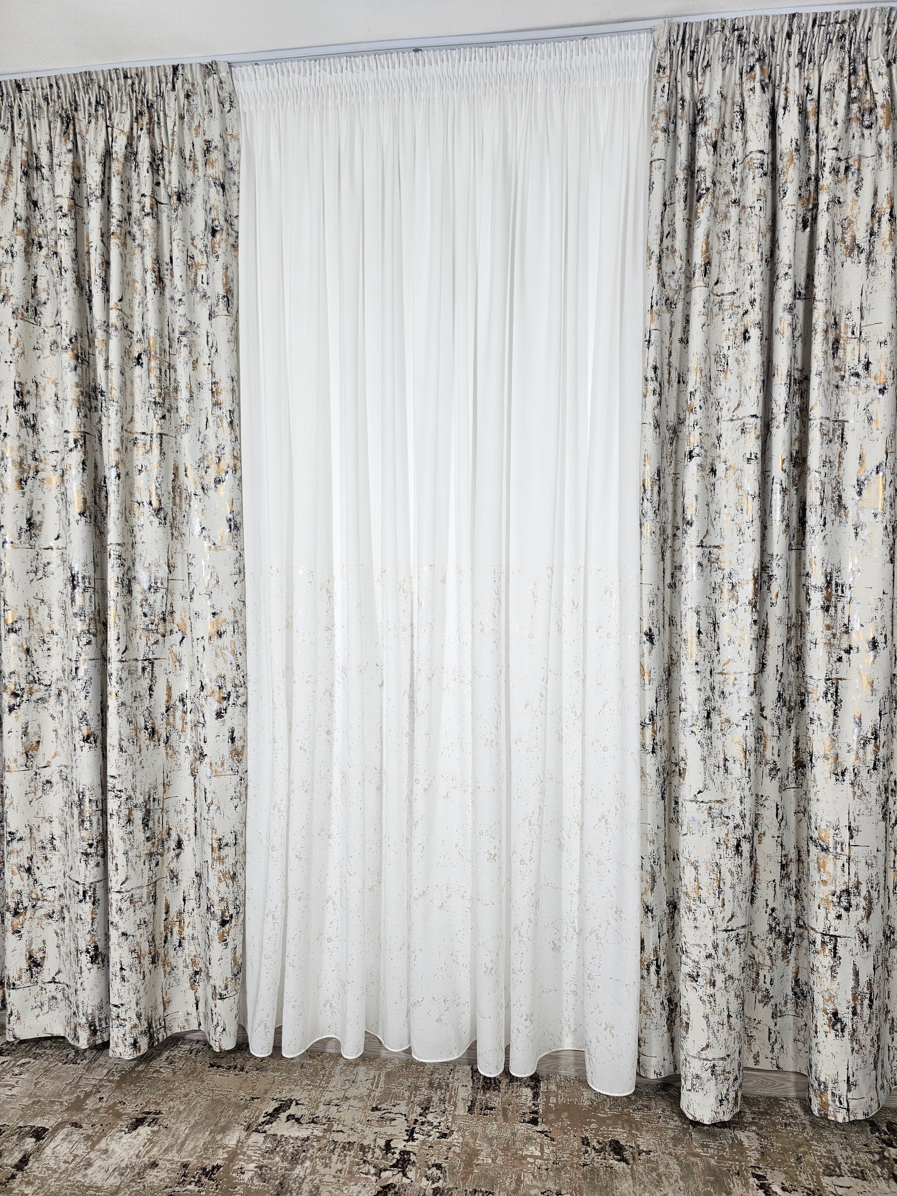 Set Lumora: perdea alba din matase cu insertii aurii si draperie blackout ivoire cu insertii