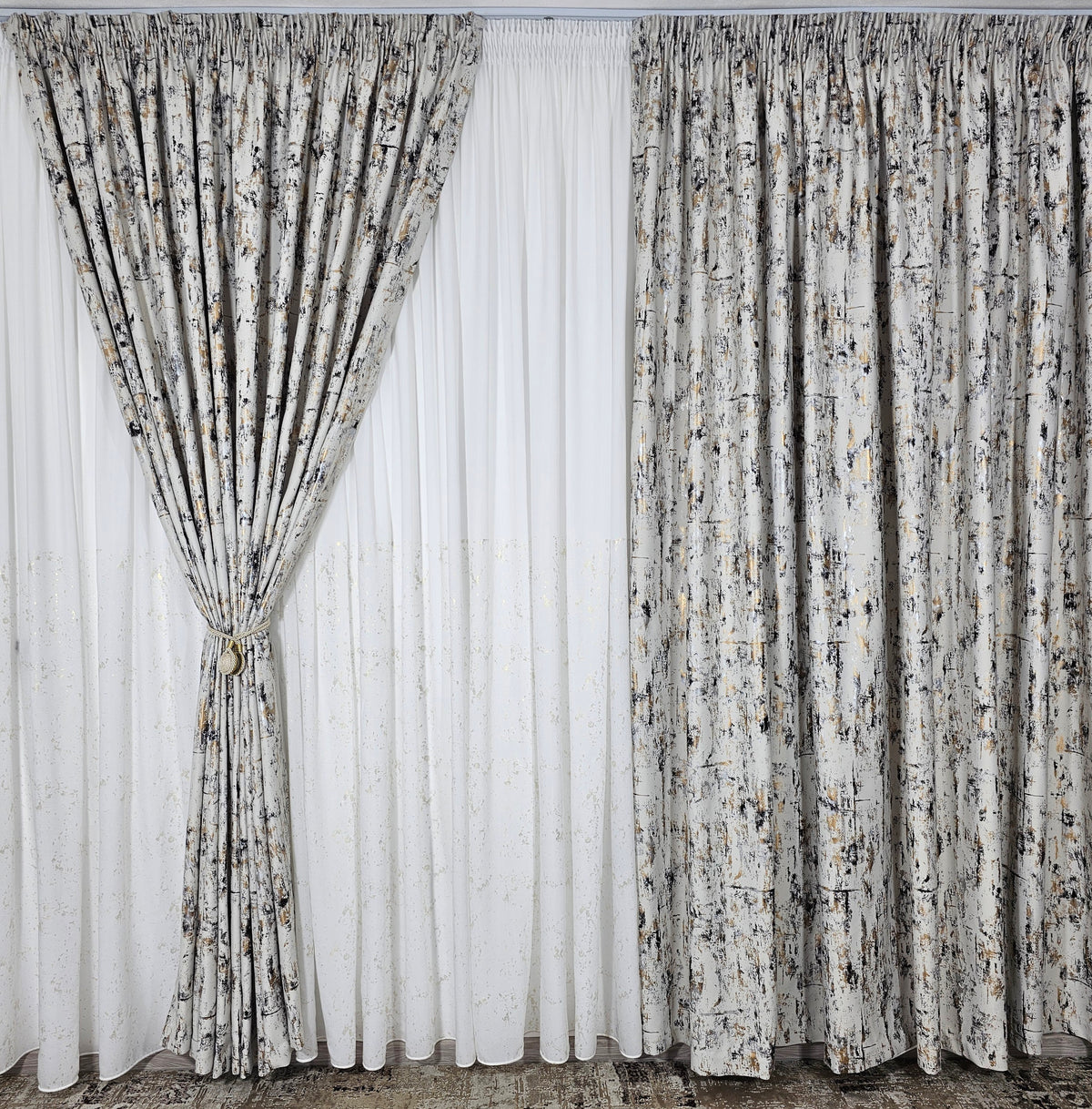 Set Lumora: perdea alba din matase cu insertii aurii si draperie blackout ivoire cu insertii