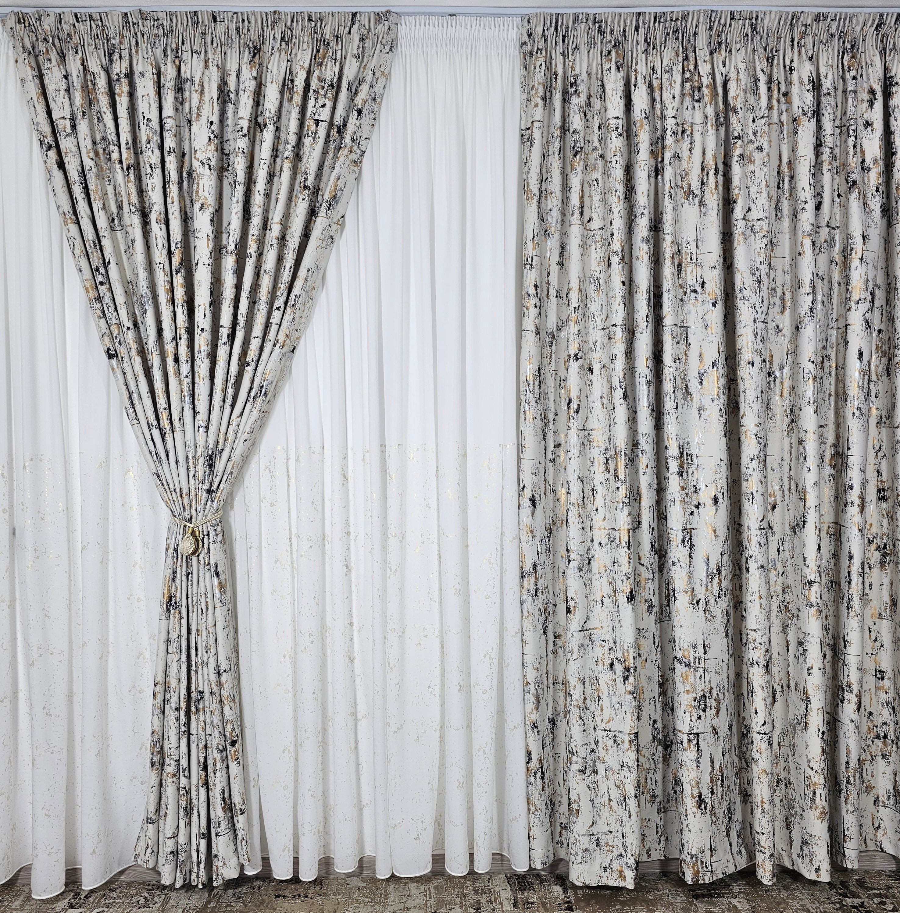 Set Lumora: perdea alba din matase cu insertii aurii si draperie blackout ivoire cu insertii