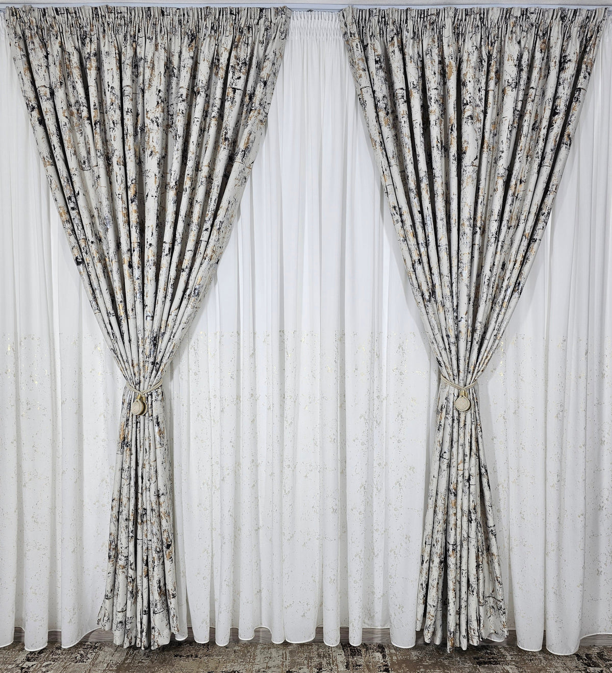 Set Lumora: perdea alba din matase cu insertii aurii si draperie blackout ivoire cu insertii