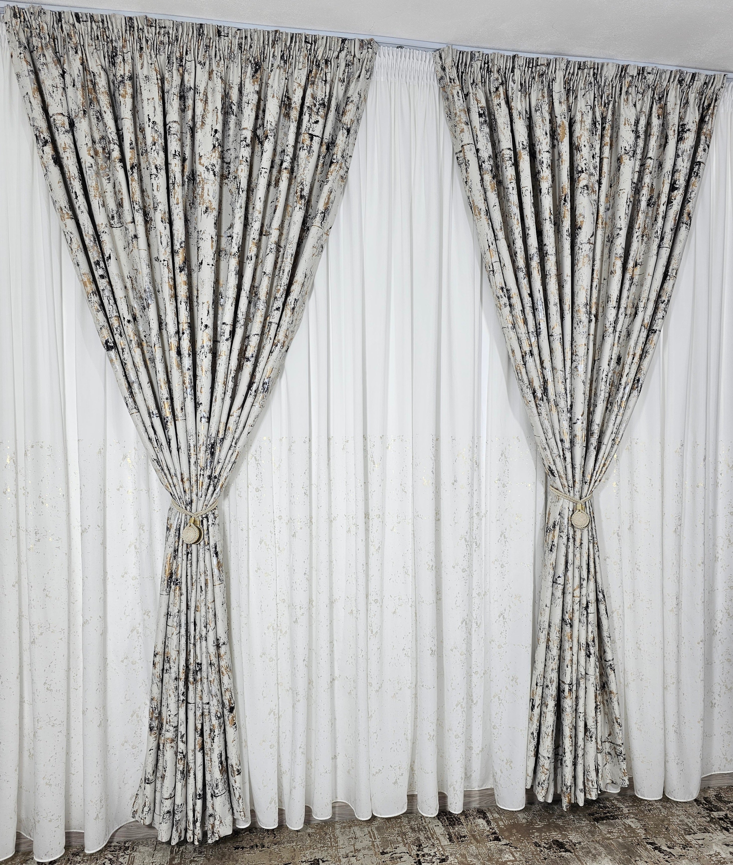 Set Lumora: perdea alba din matase cu insertii aurii si draperie blackout ivoire cu insertii