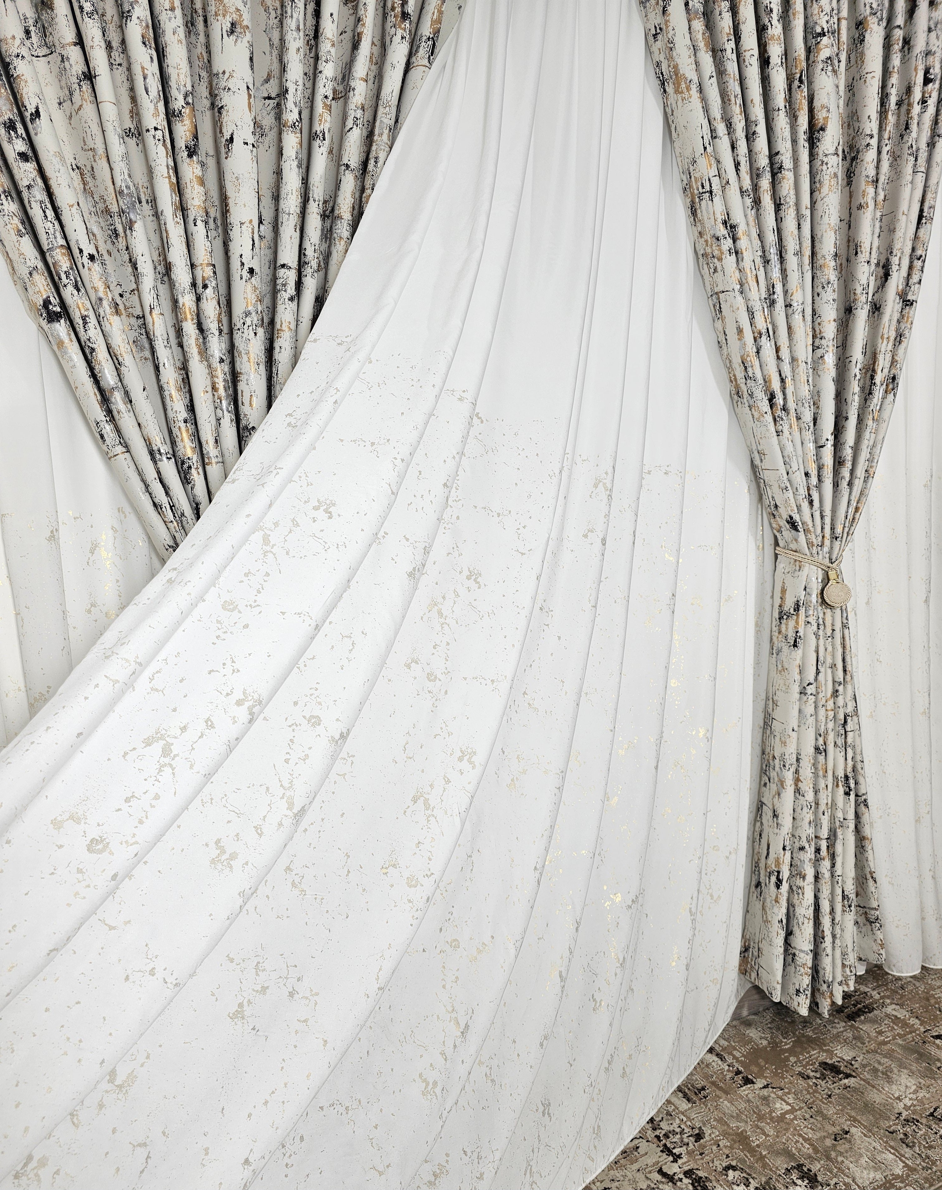Set Lumora: perdea alba din matase cu insertii aurii si draperie blackout ivoire cu insertii