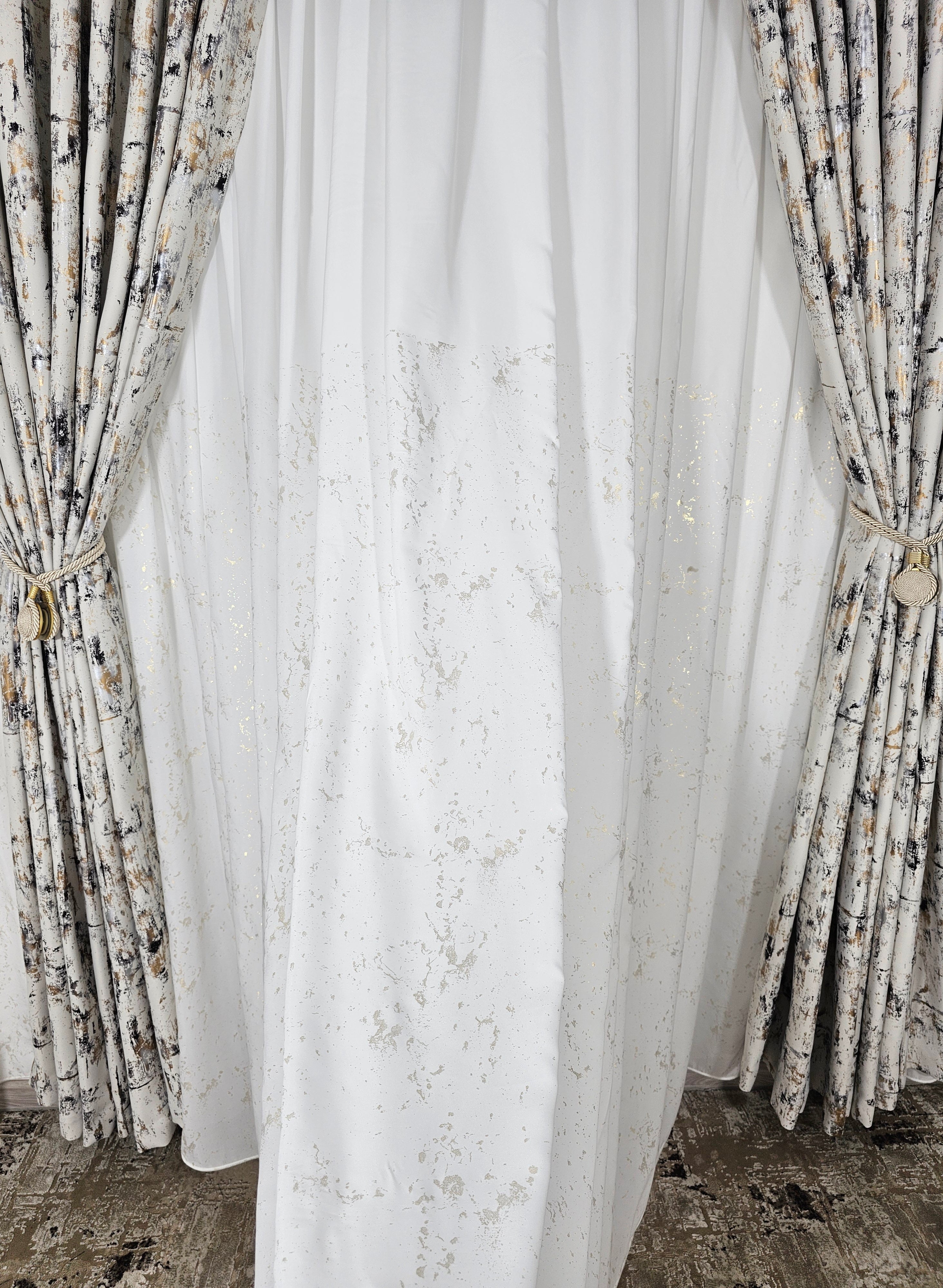 Set Lumora: perdea alba din matase cu insertii aurii si draperie blackout ivoire cu insertii