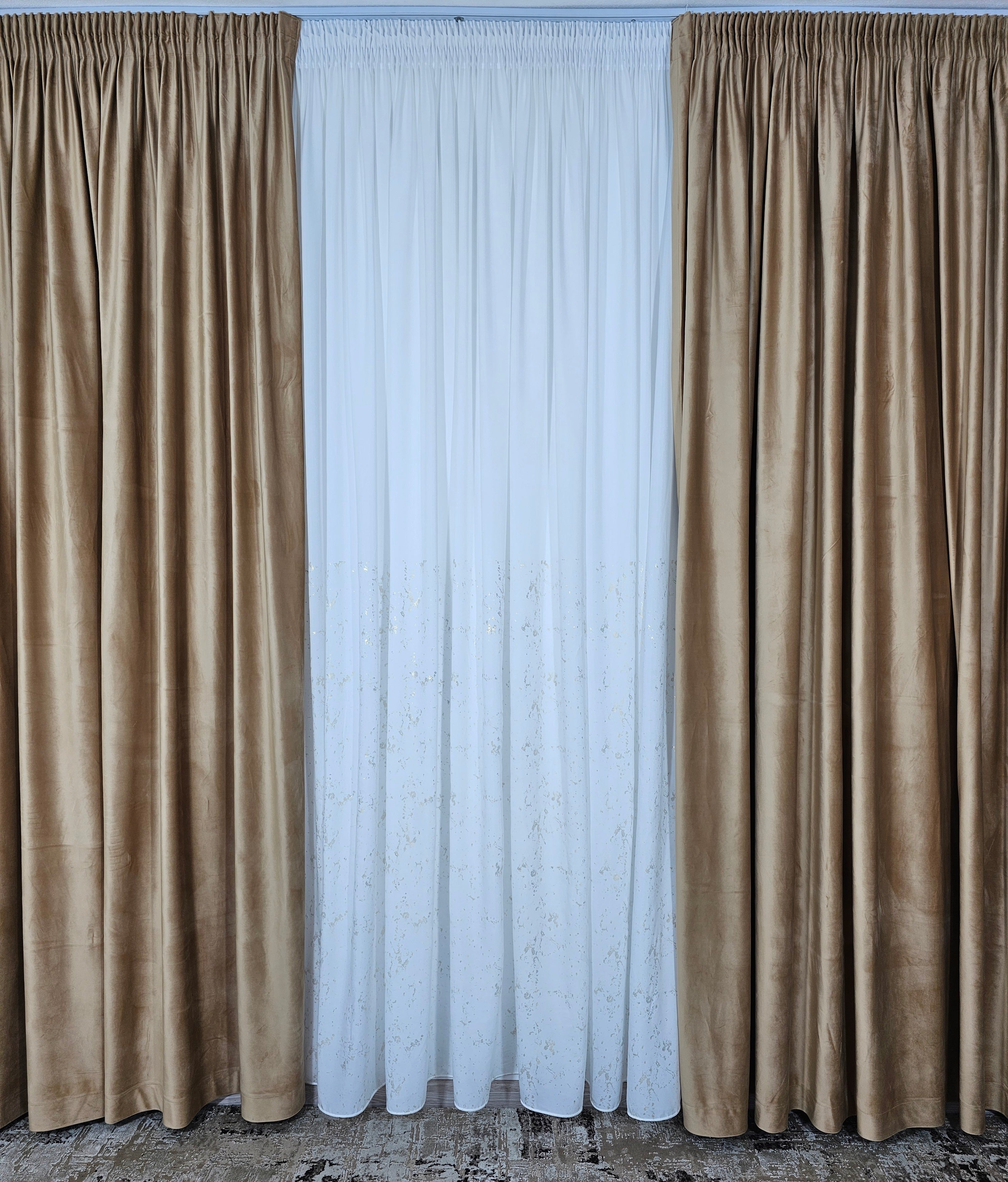 Set Orabella: perdea alba din matase cu insertii aurii si draperie catifea crem-miere