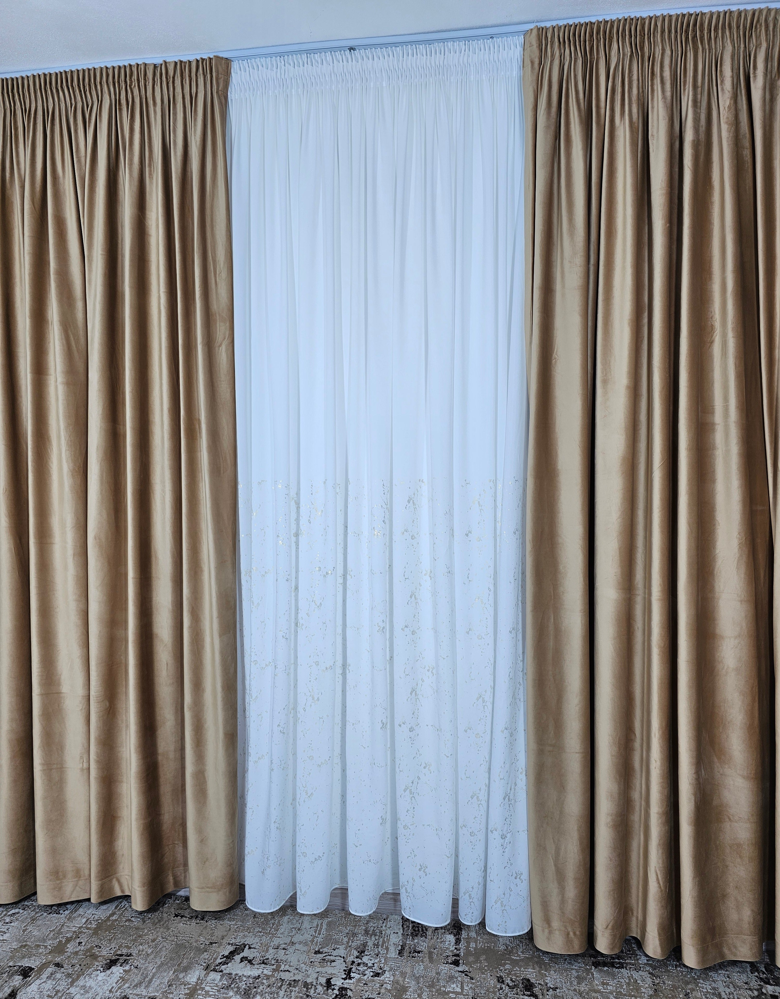 Set Orabella: perdea alba din matase cu insertii aurii si draperie catifea crem-miere