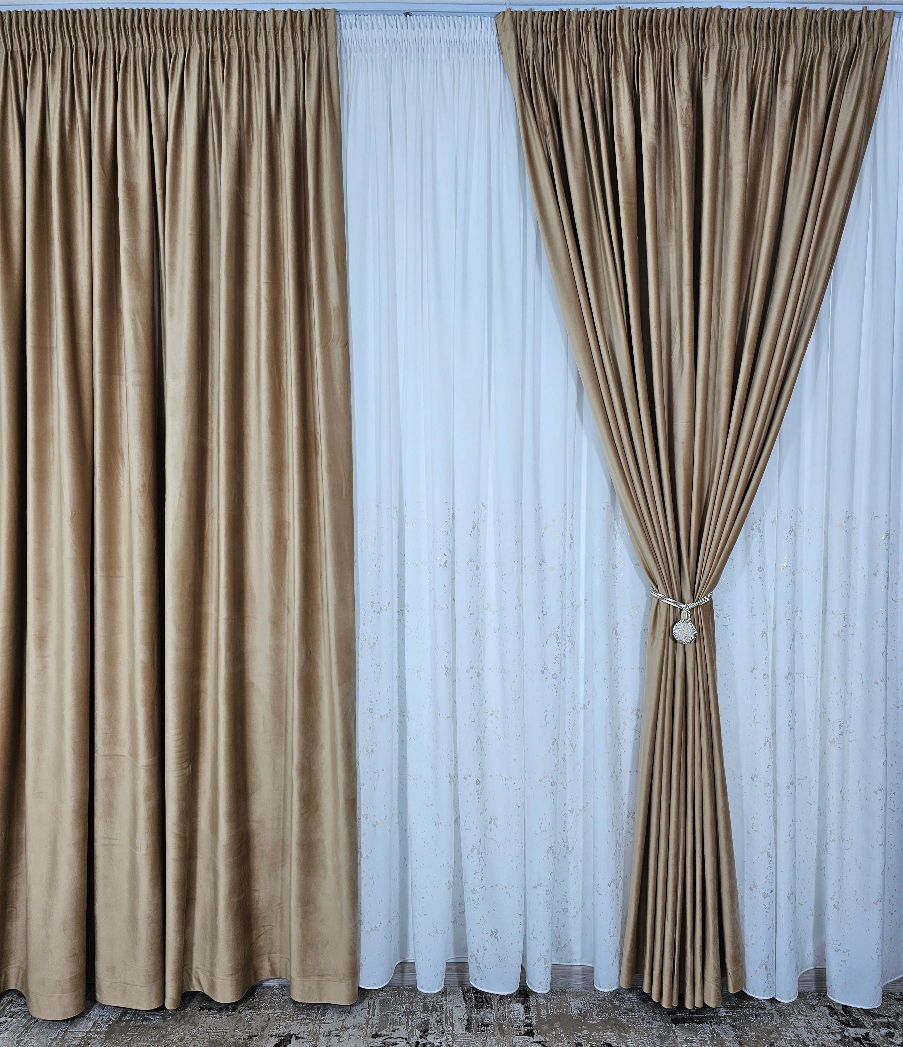 Set Orabella: perdea alba din matase cu insertii aurii si draperie catifea crem-miere