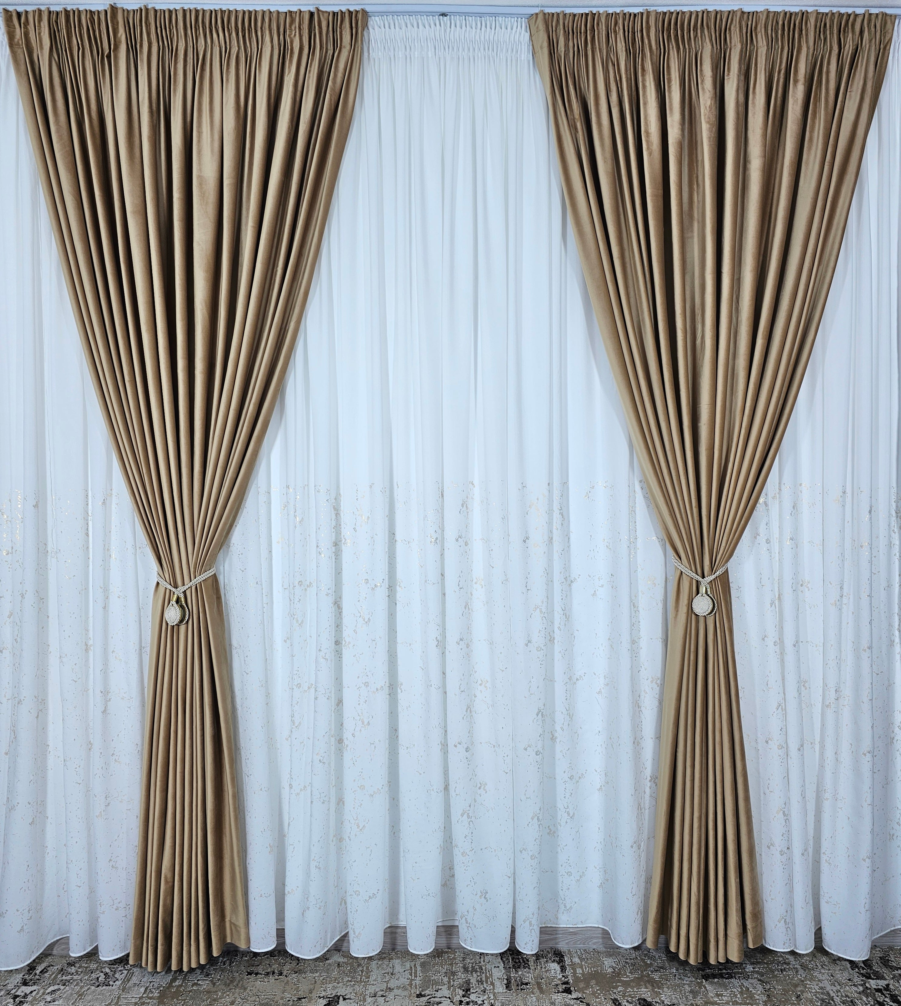 Set Orabella: perdea alba din matase cu insertii aurii si draperie catifea crem-miere