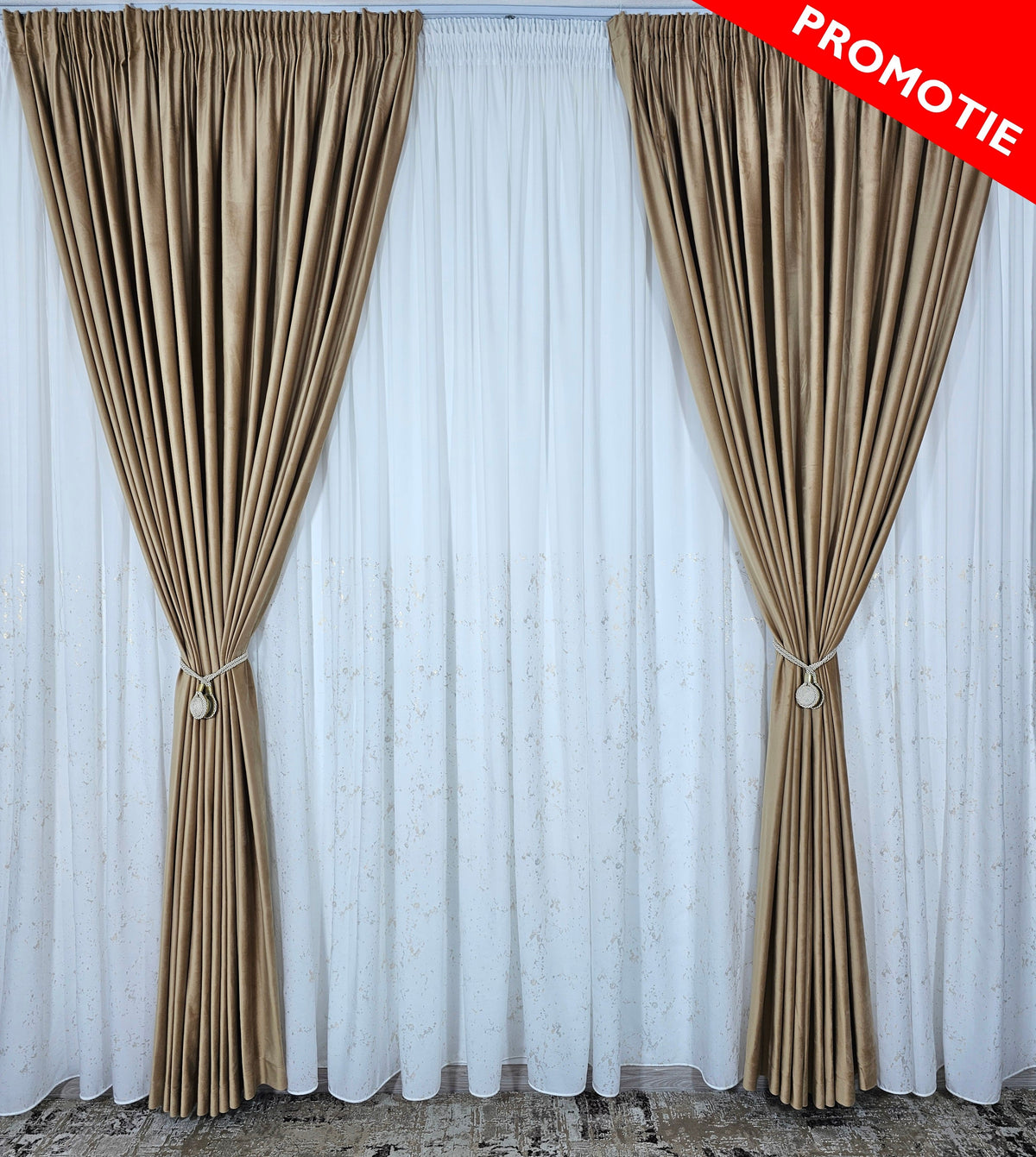 Set Orabella: perdea alba din matase cu insertii aurii si draperie catifea crem-miere