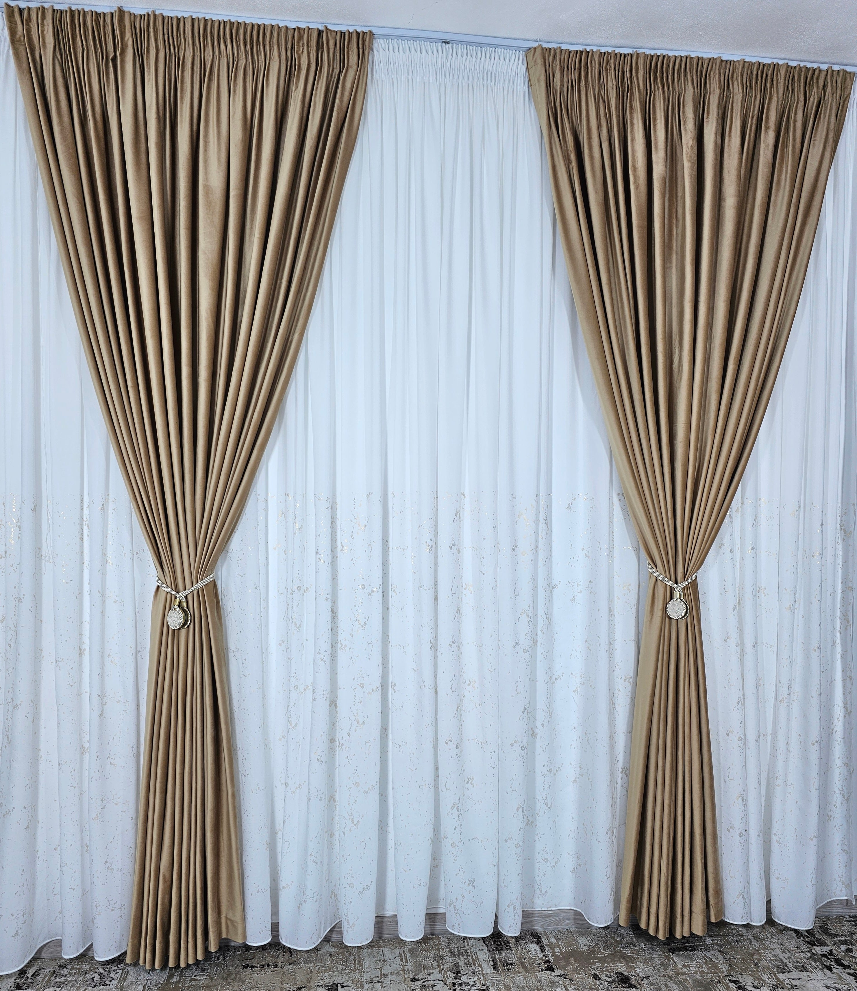 Set Orabella: perdea alba din matase cu insertii aurii si draperie catifea crem-miere