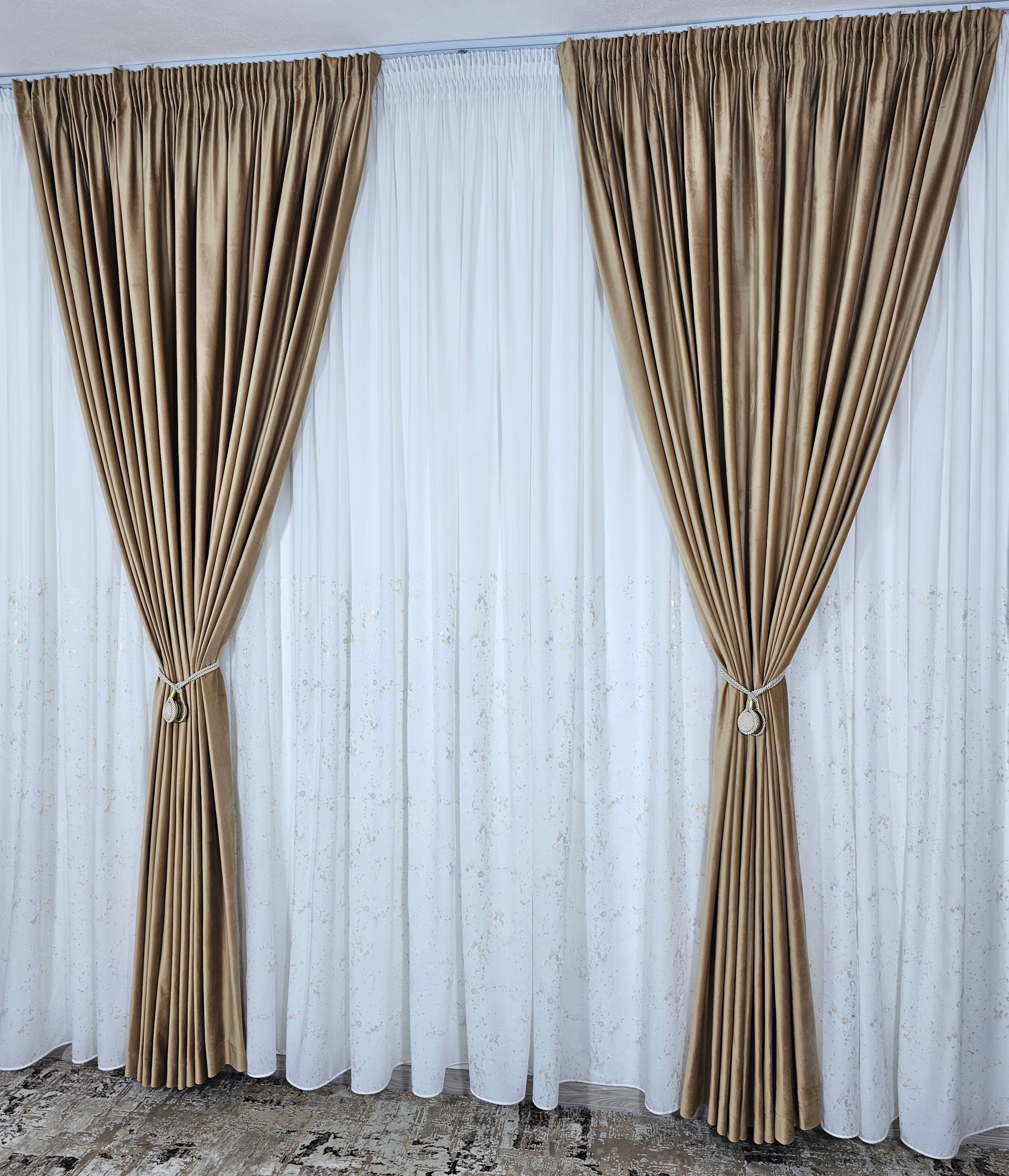 Set Orabella: perdea alba din matase cu insertii aurii si draperie catifea crem-miere