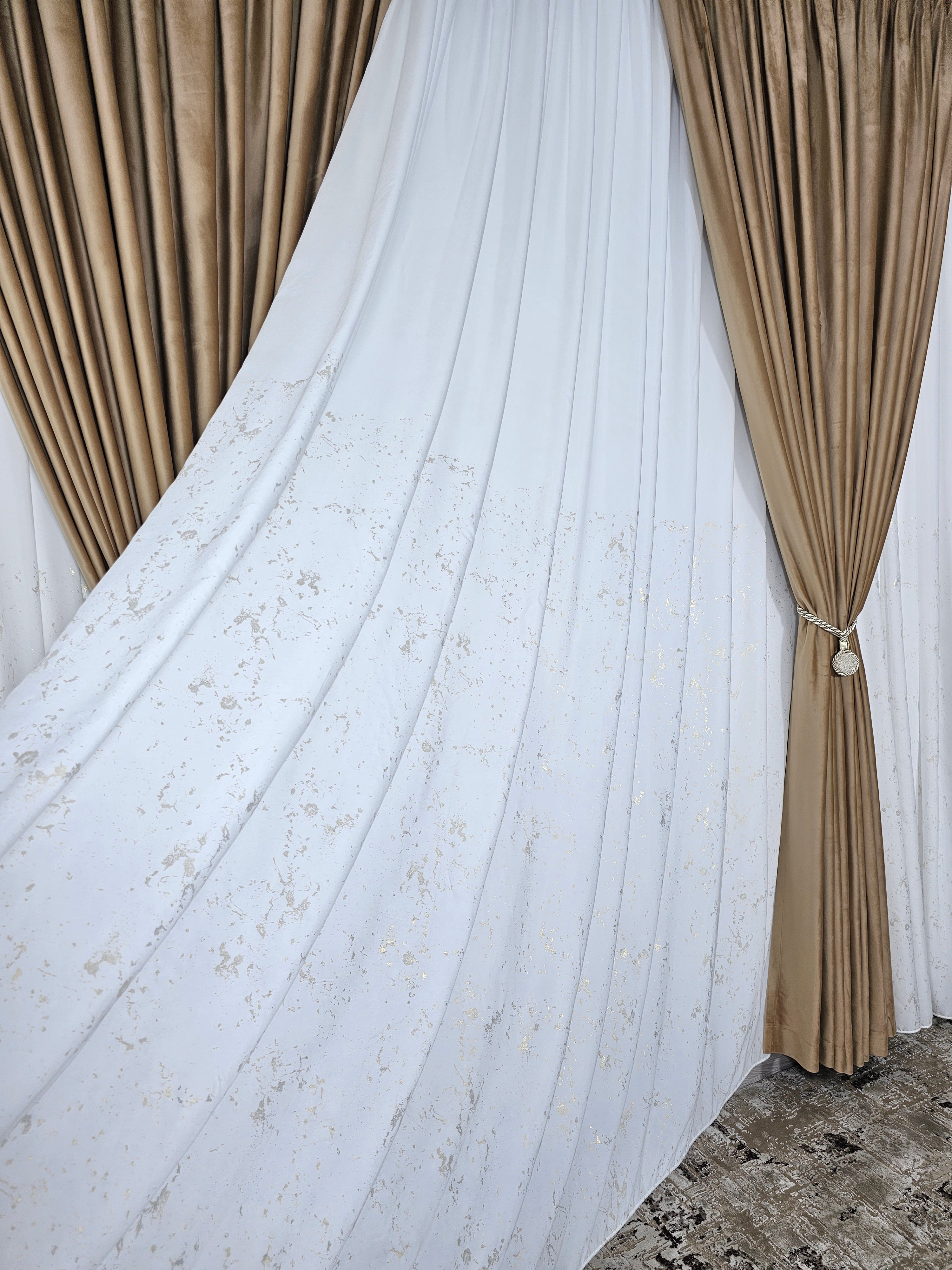 Set Orabella: perdea alba din matase cu insertii aurii si draperie catifea crem-miere