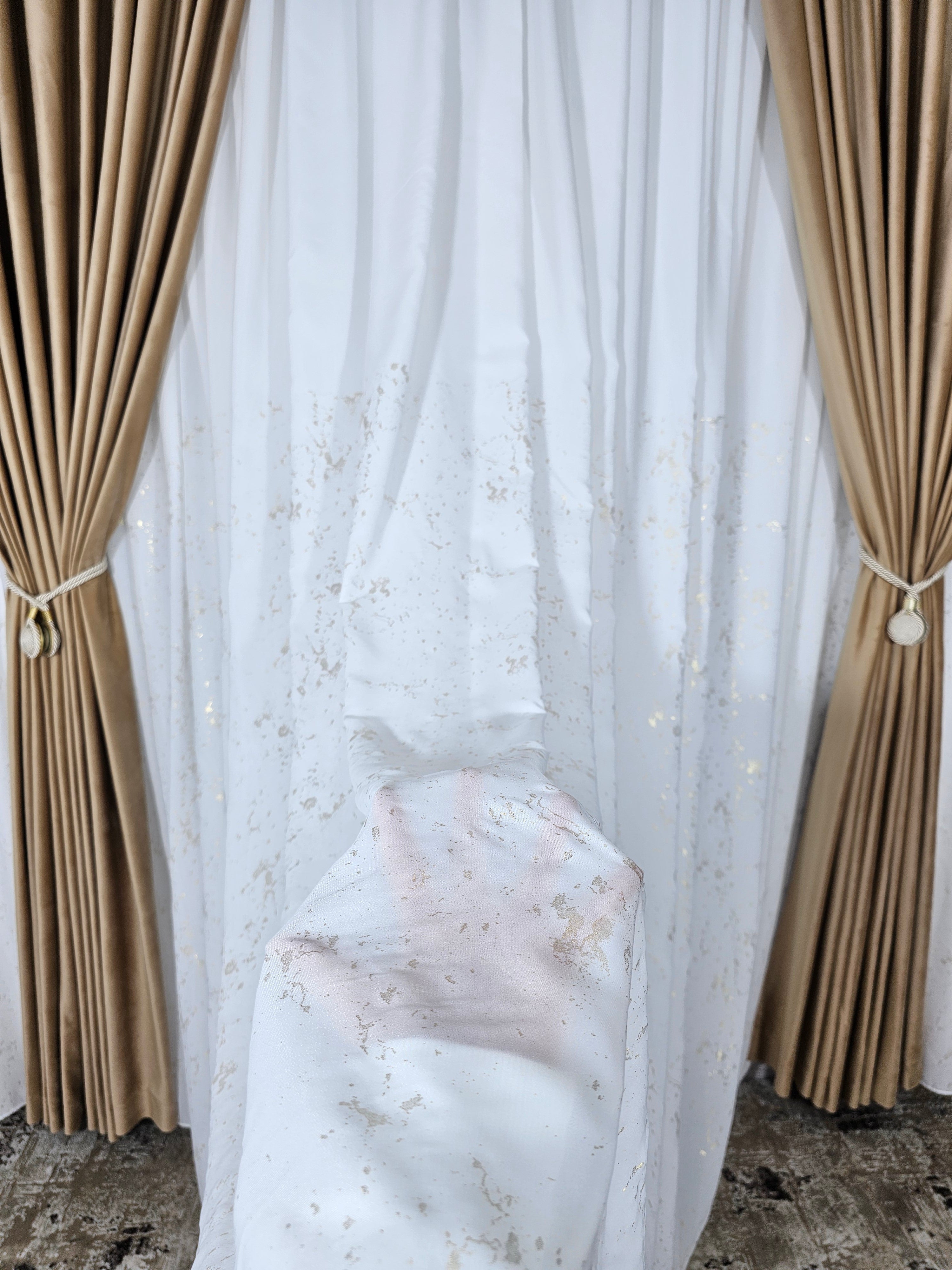 Set Orabella: perdea alba din matase cu insertii aurii si draperie catifea crem-miere