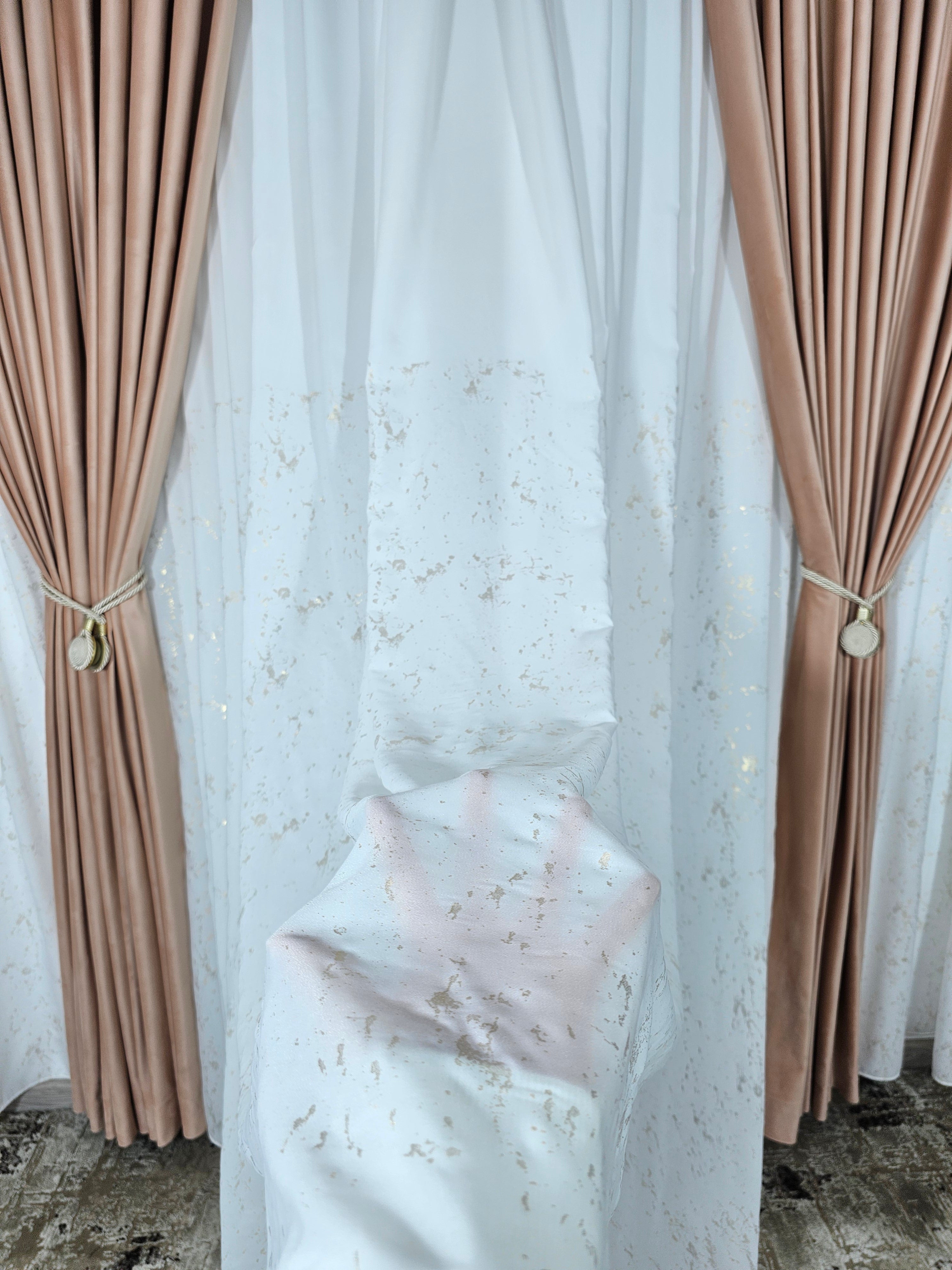 Set Velmora: perdea alba din matase cu insertii aurii si draperie catifea roz pal