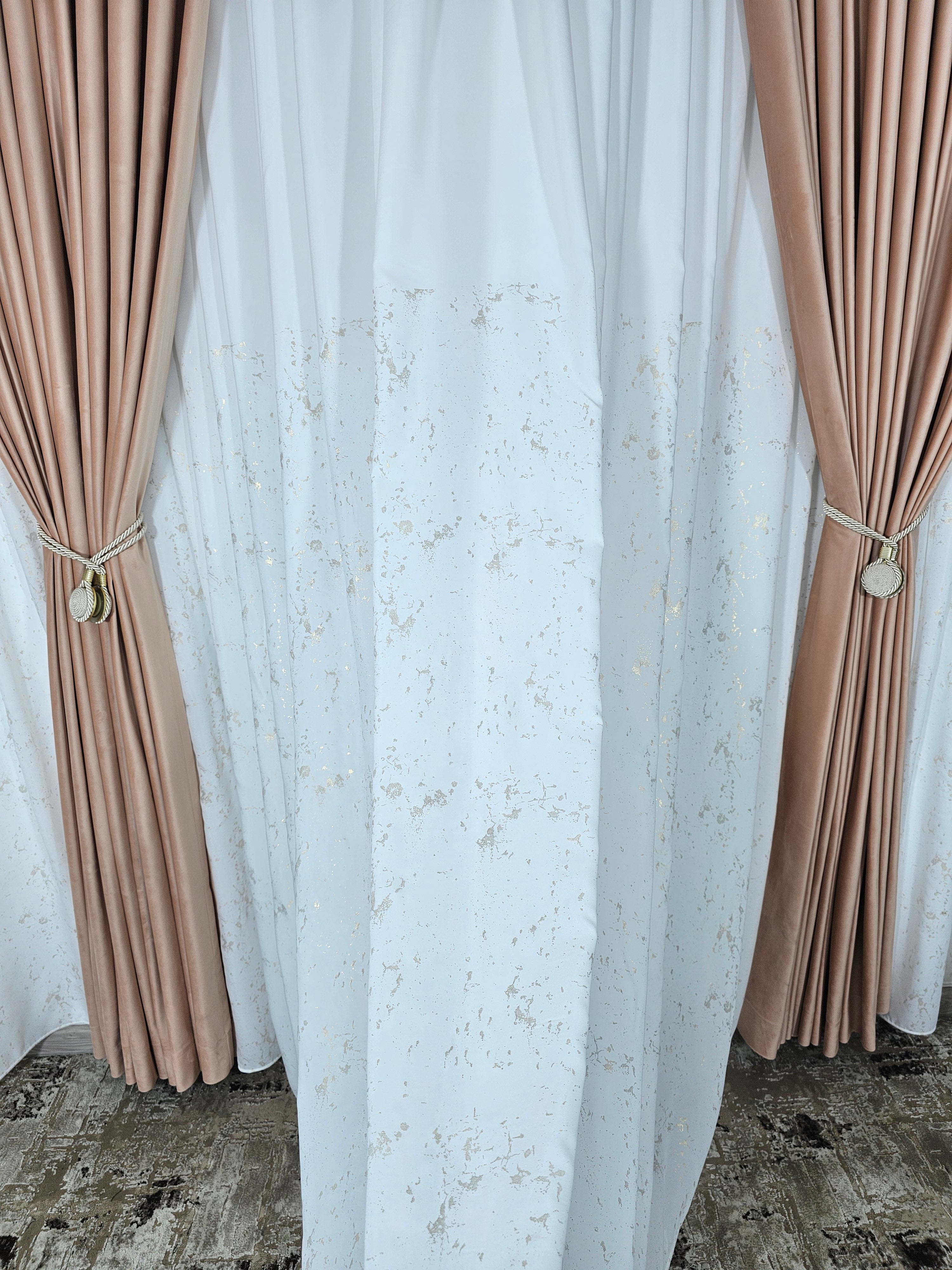 Set Velmora: perdea alba din matase cu insertii aurii si draperie catifea roz pal