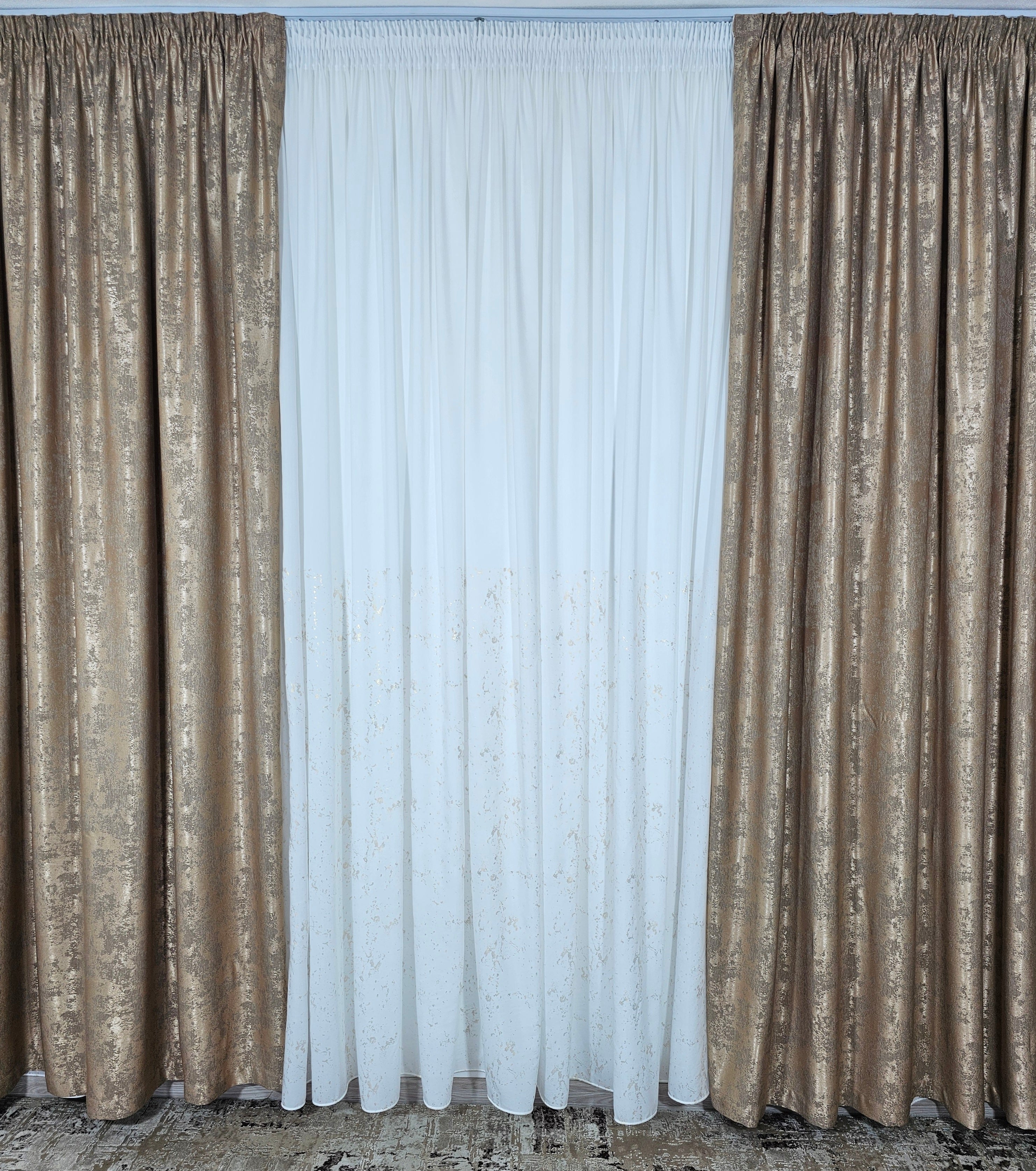 Set Elysia: perdea alba din matase cu insertii aurii si draperie decorativa aurie