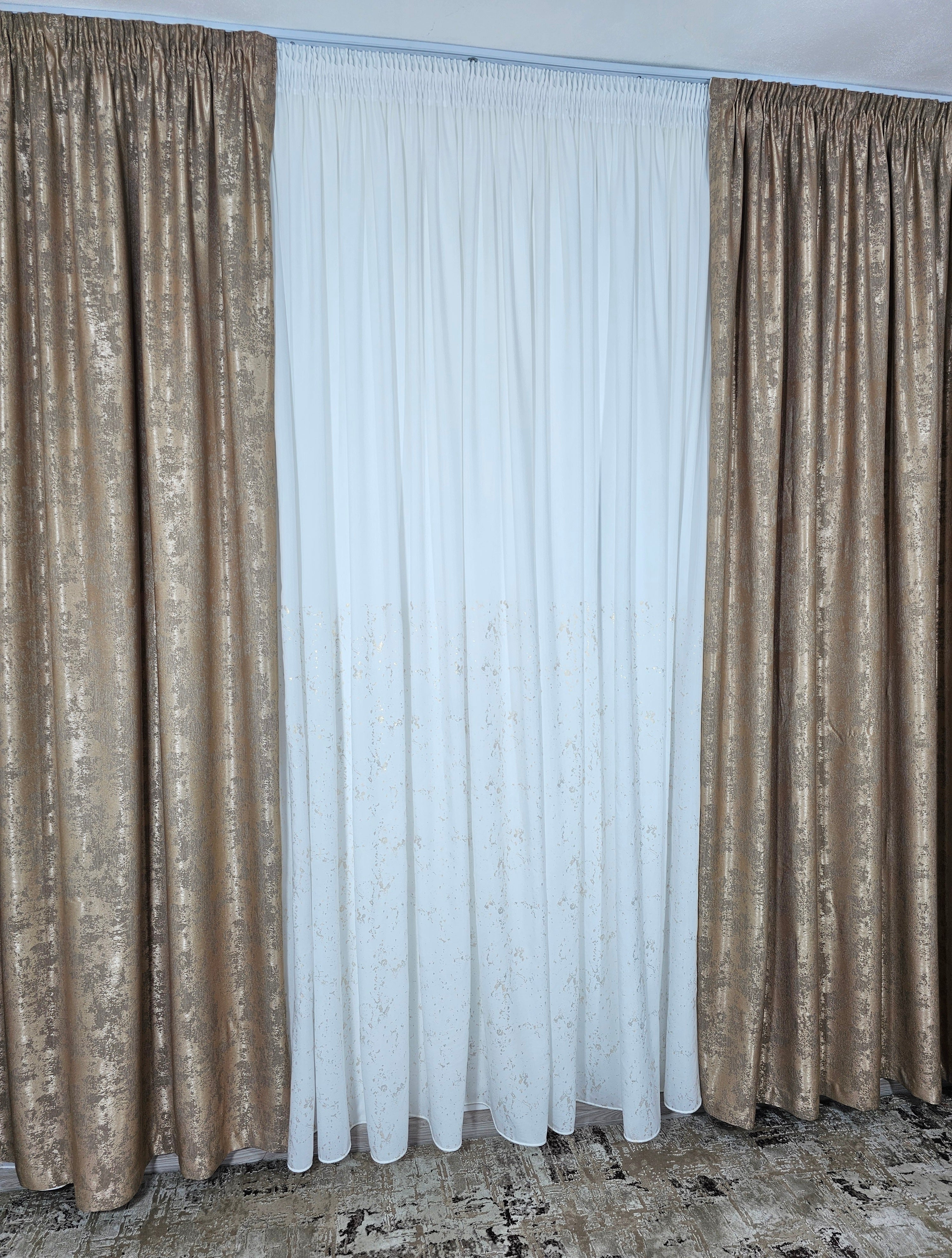 Set Elysia: perdea alba din matase cu insertii aurii si draperie decorativa aurie