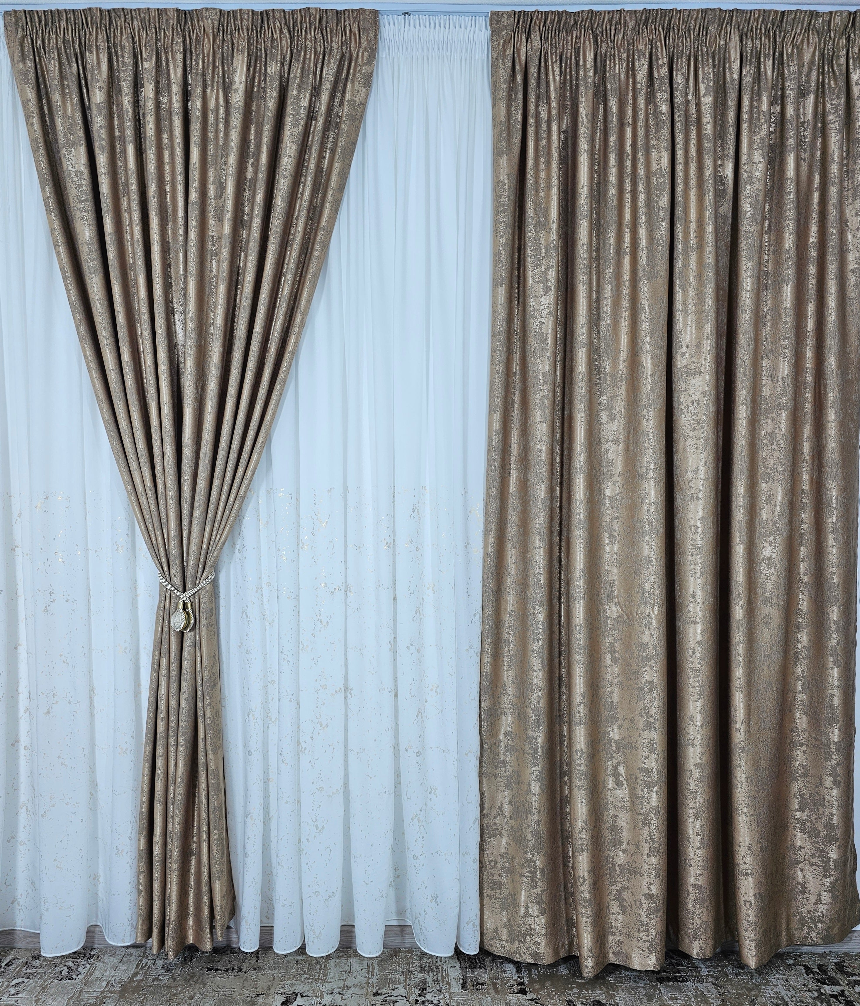 Set Elysia: perdea alba din matase cu insertii aurii si draperie decorativa aurie